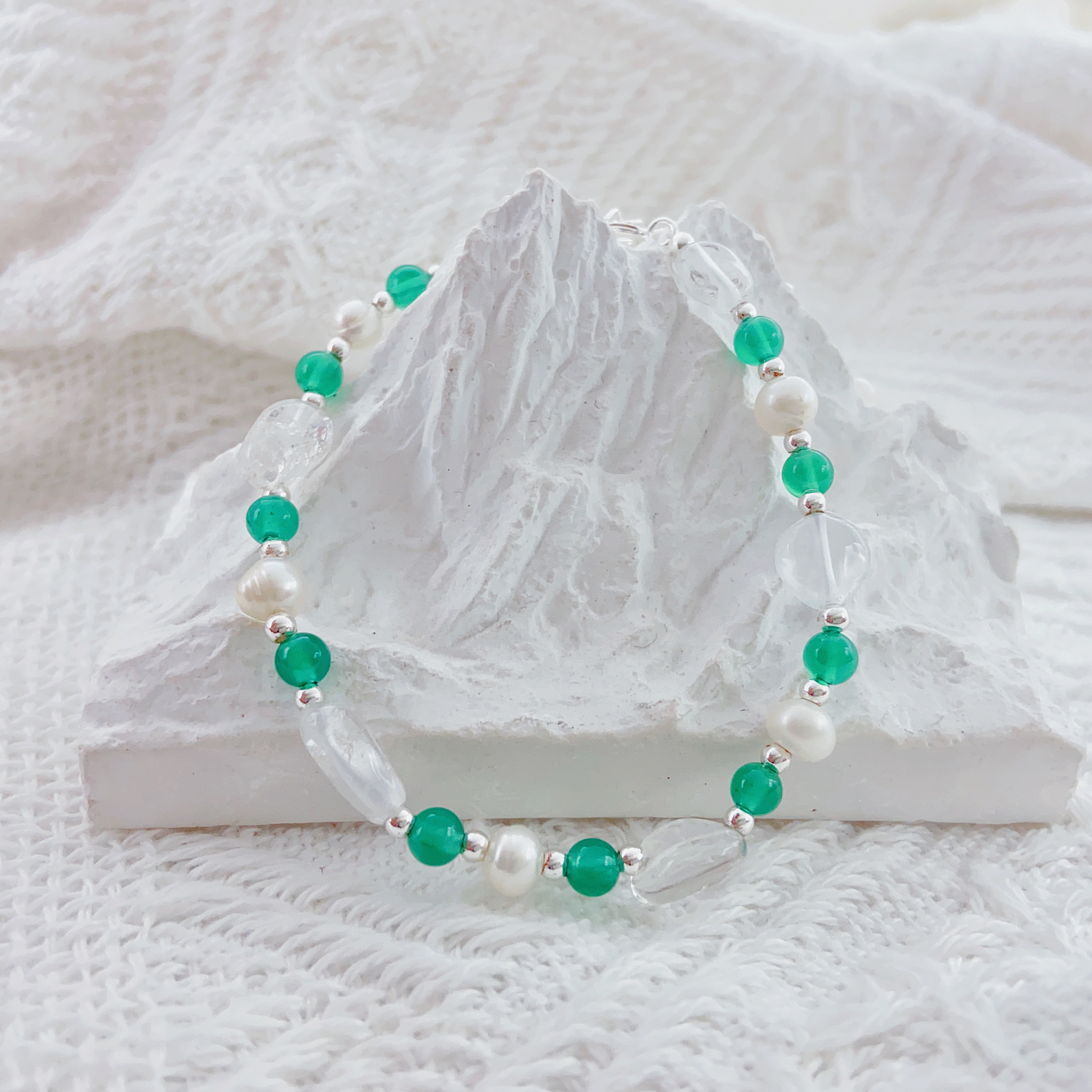 The Natural Freshwater Pearl Bracelet Is A Fashionable And High-End Accessory For Women. It Is Suitable For Daily Wear, Parties And Banquets details Picture