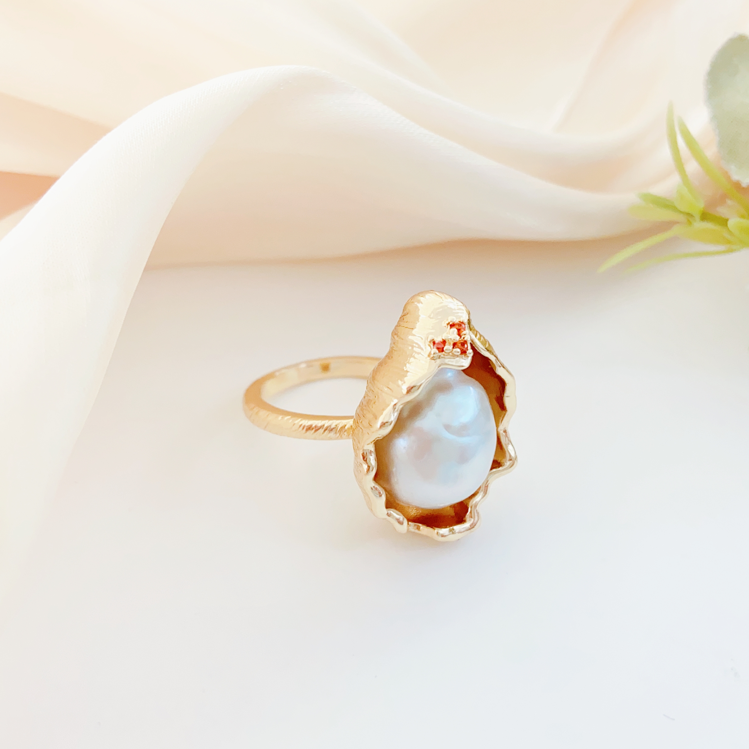 A Baroque pearl ring, pink and sweet, with a female Internet celebrity style, single-ring fashionable and sweet style, personalized and trendy decoration ring Item Picture