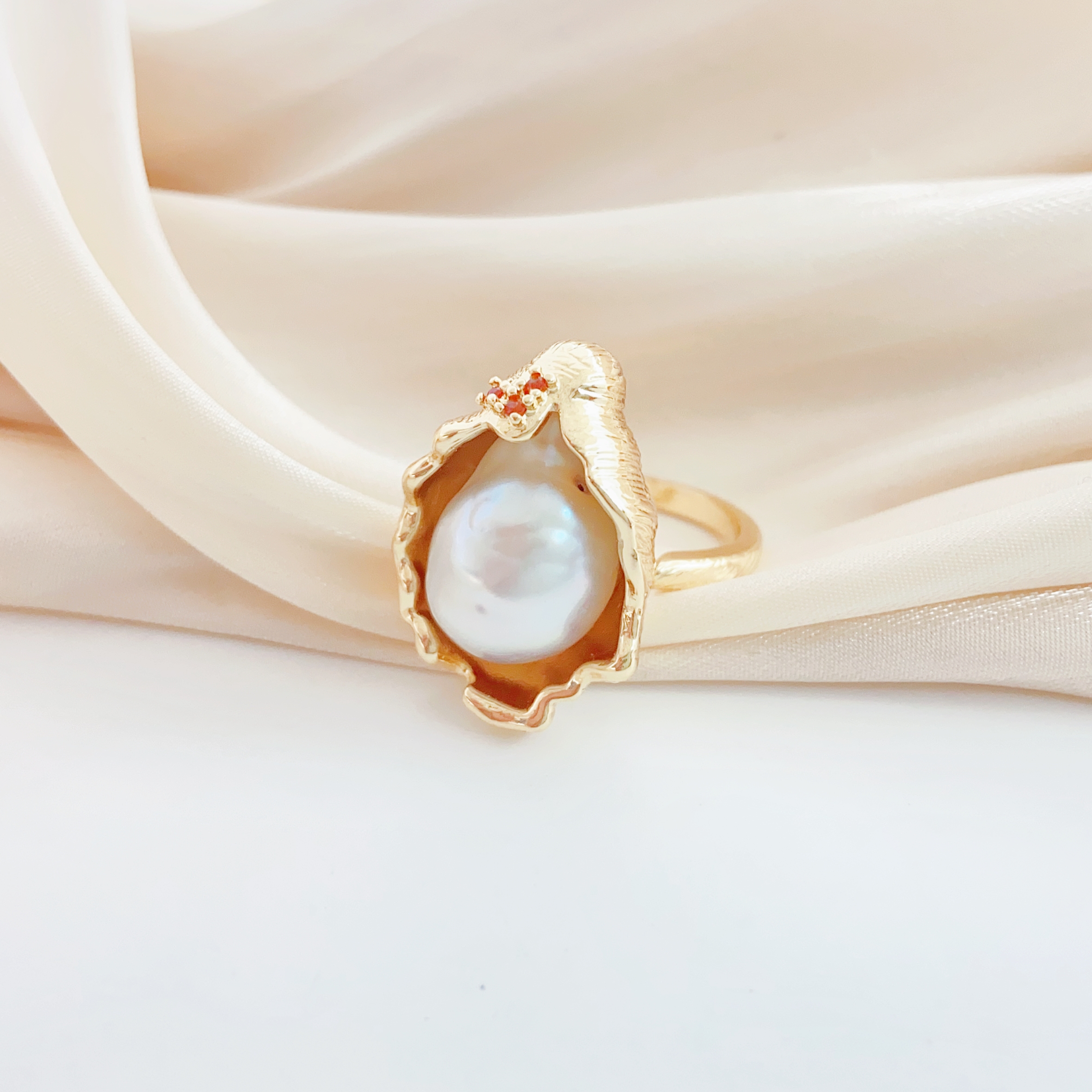 A Baroque pearl ring, pink and sweet, with a female Internet celebrity style, single-ring fashionable and sweet style, personalized and trendy decoration ring details Picture