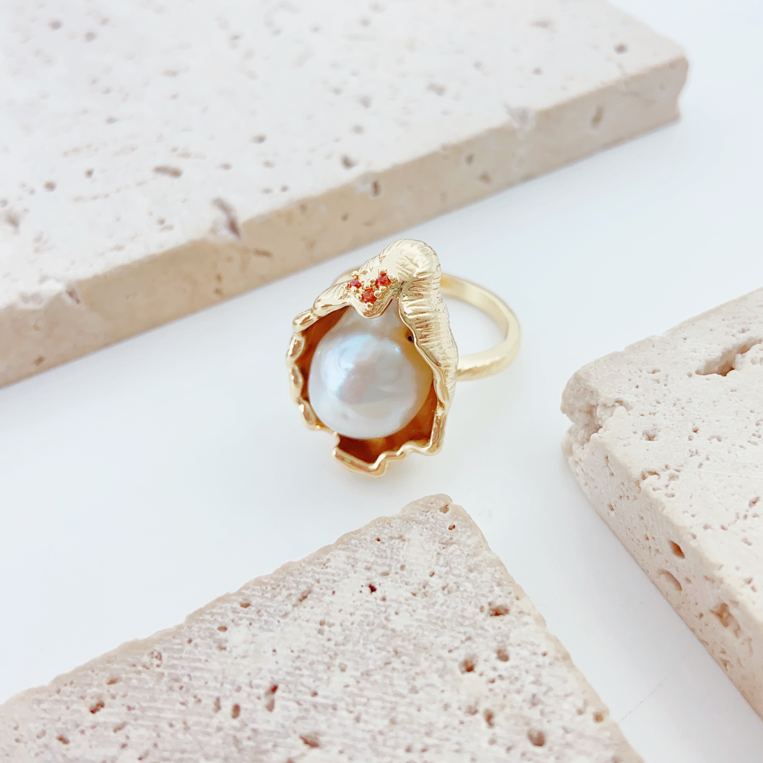 A Baroque pearl ring, pink and sweet, with a female Internet celebrity style, single-ring fashionable and sweet style, personalized and trendy decoration ring