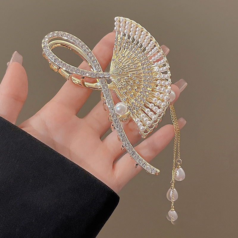 The super ethereal fan-shaped tassel metal gripper at the back of the head exudes a high-end feel. The full diamond style hair clip is a classic shark clip headwear Specification image