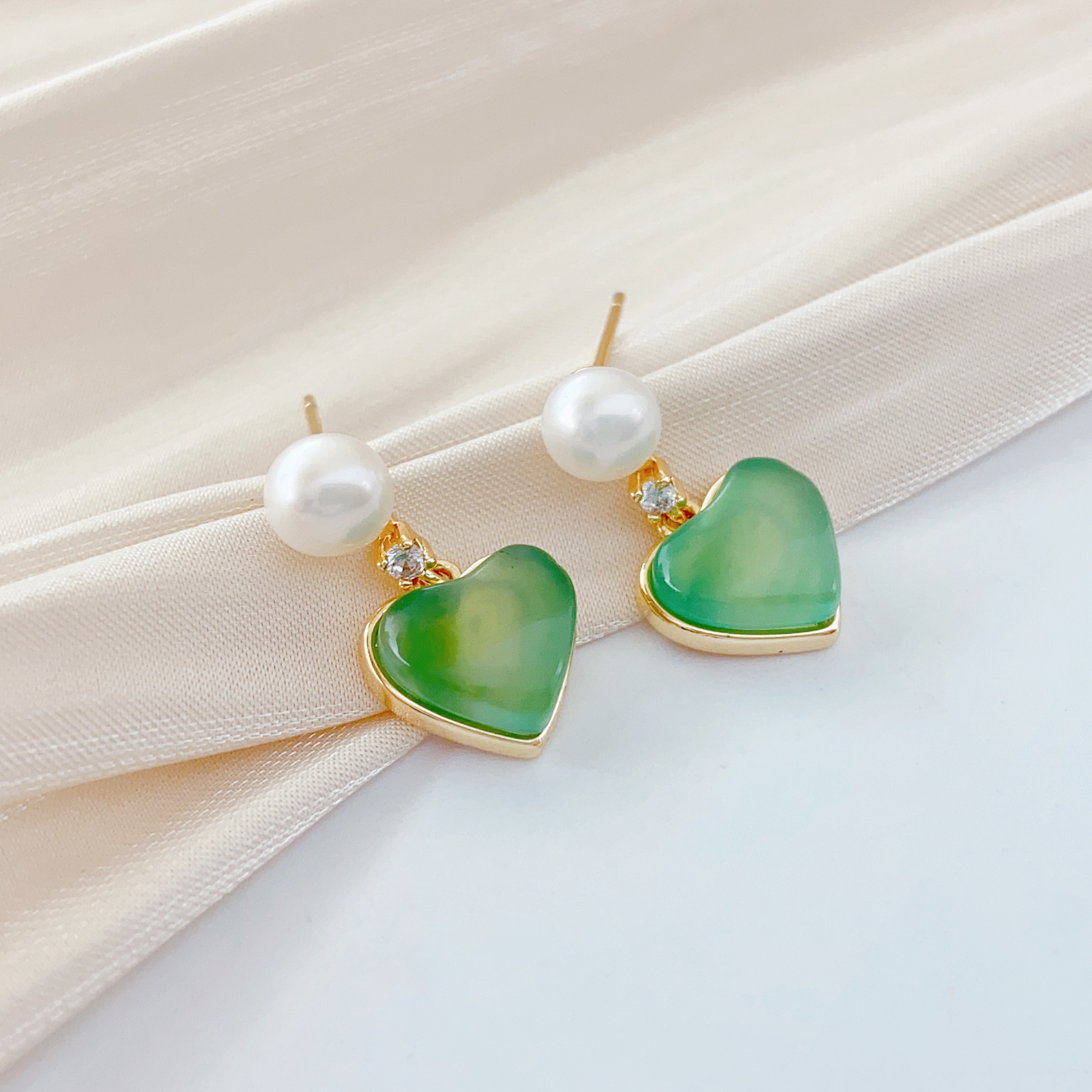 A pair of freshwater pearl ear studs s925 sterling silver needle ear studs are versatile new earrings with a niche design Specification image