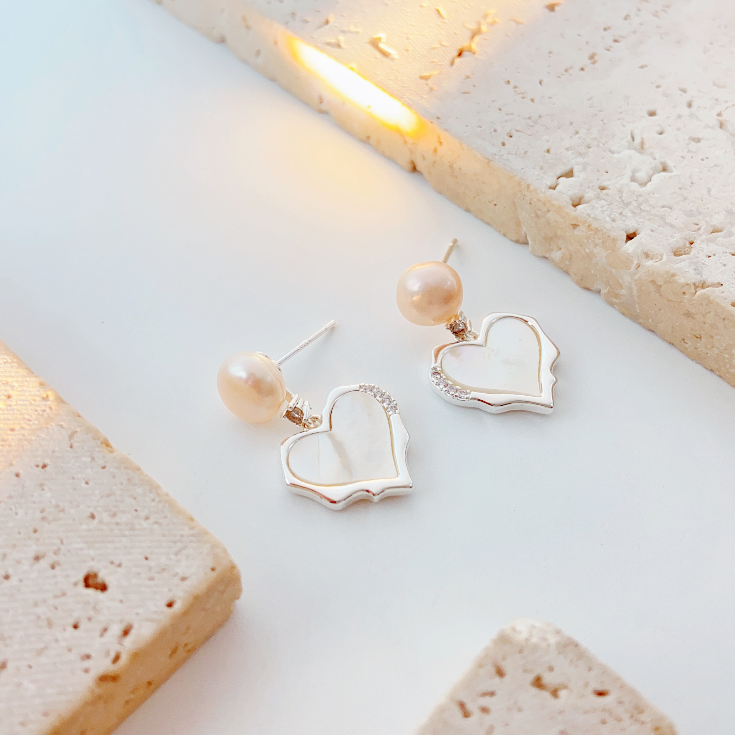 饰品/耳饰/耳钉/珍珠耳环/滴油白底实物图