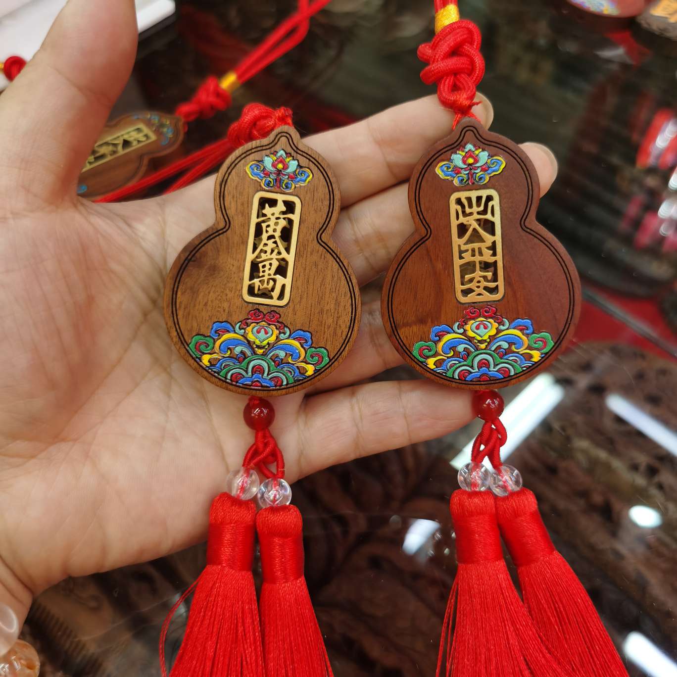 Agarwood golden thread nanmu wood handicrafts, gifts, wooden hand ornaments, solid wood bases, collectibles, ornaments, and wood products detail image 3