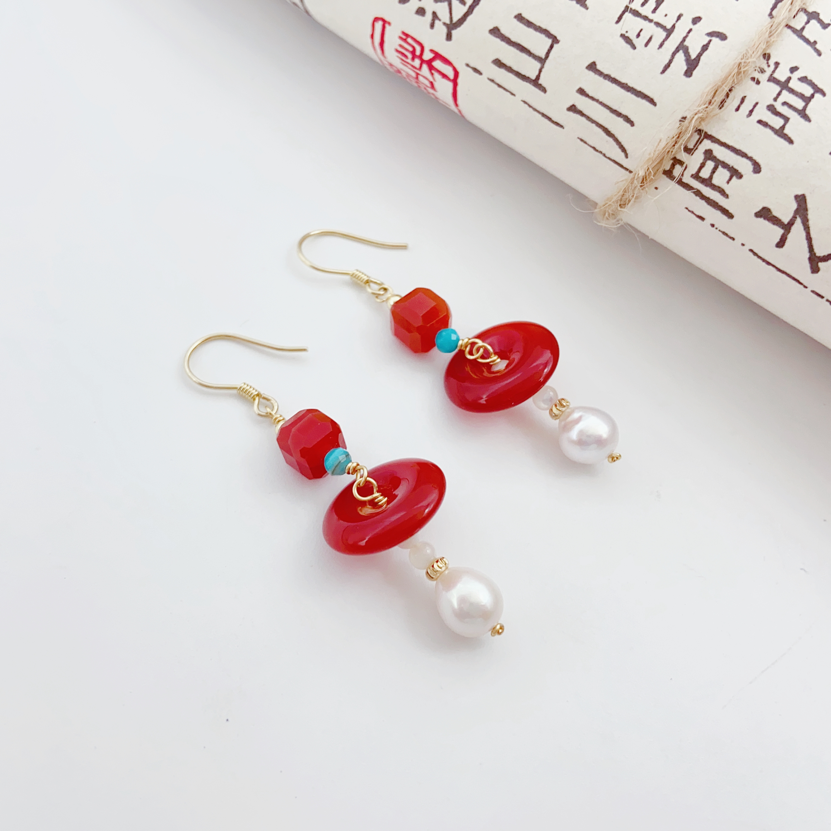 Baroque freshwater pearl earrings, retro French pearl earrings, retro Hong Kong-style earrings, earrings, pearl earrings Application Scenario