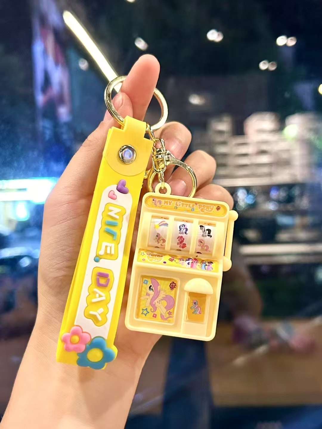 The keychain hung on the schoolbag as a toy looks very beautiful Item Picture