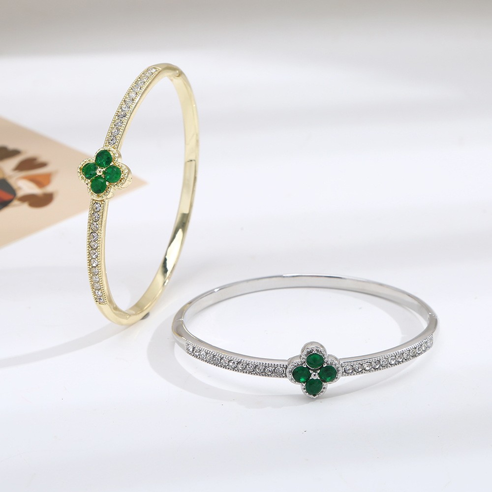 Cross-border best-selling diamond-encrusted green diamond four-leaf clover bracelet for women, retro and high-end open bracelet, fashionable and simple bracelet accessory details Picture