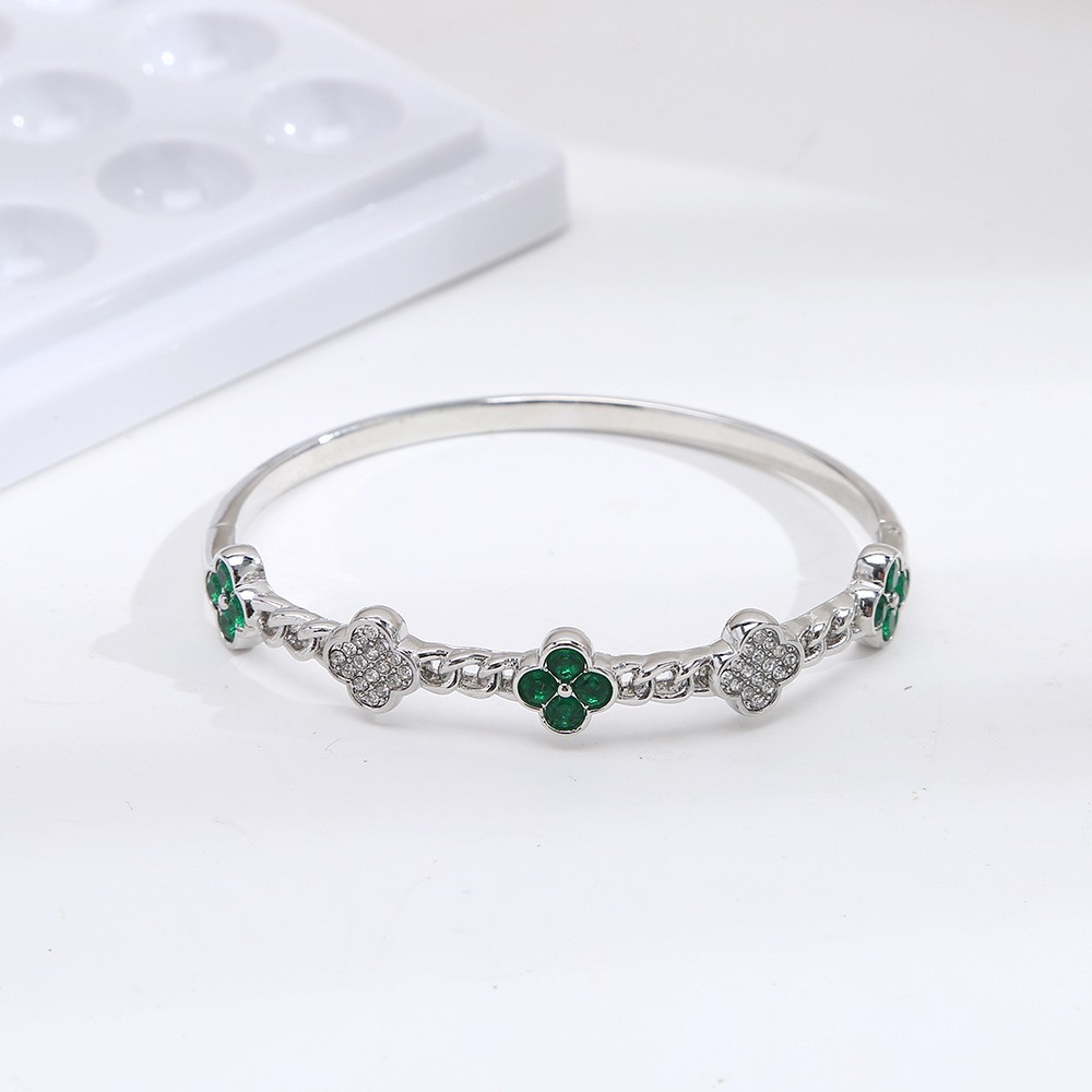 Diamond-encrusted bracelet, four-leaf clover green, European and American fashion, light luxury, niche, simple and fashionable bracelet Application Scenario