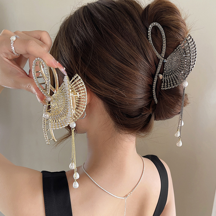 The super ethereal fan-shaped tassel metal gripper at the back of the head exudes a high-end feel. The full diamond style hair clip is a classic shark clip headwear detail image 2