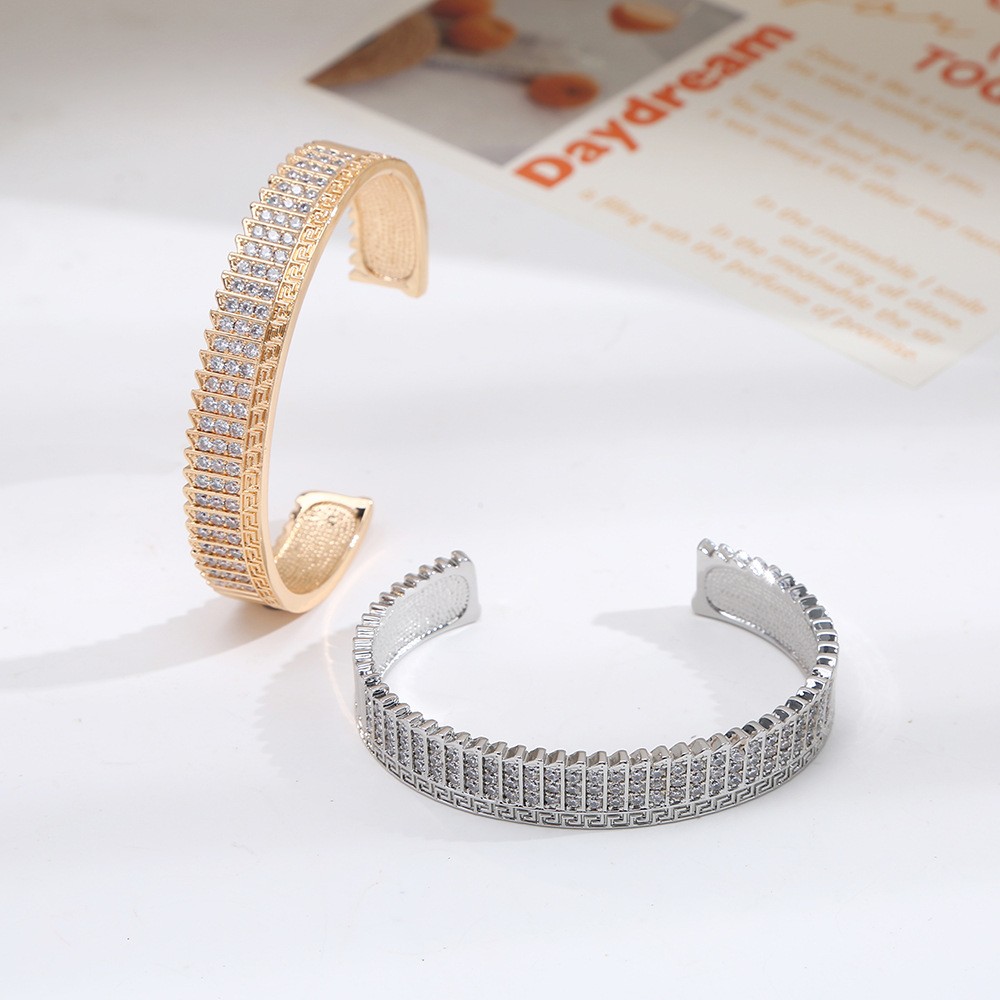 Zircon diamond-encrusted open bracelet, a fashionable and individual commuting wristband, an ins niche design, versatile and elegant jewelry details Picture