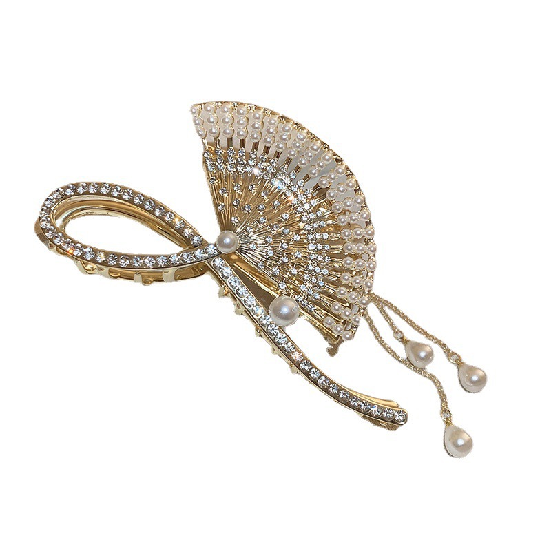 The super ethereal fan-shaped tassel metal gripper at the back of the head exudes a high-end feel. The full diamond style hair clip is a classic shark clip headwear Item Picture