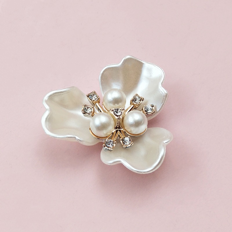 Handmade diy ancient costume bride folding fan plastic imitation pearl flower three-dimensional flower pearl inlaid diamond jewelry accessories Application Scenario