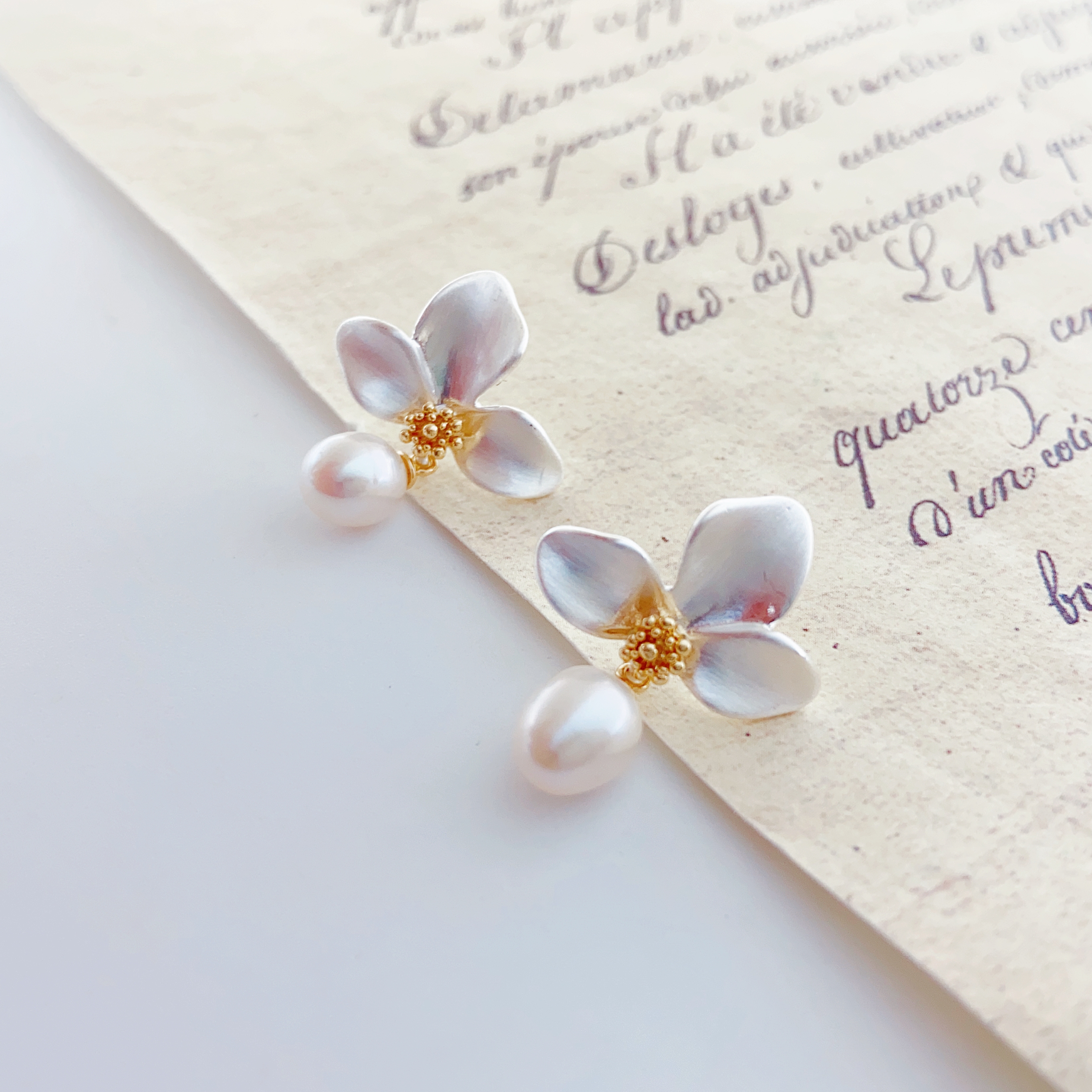 A pair of freshwater pearl ear studs s925 sterling silver needle ear studs, a new Instags-style versatile ear accessory with a niche design details Picture