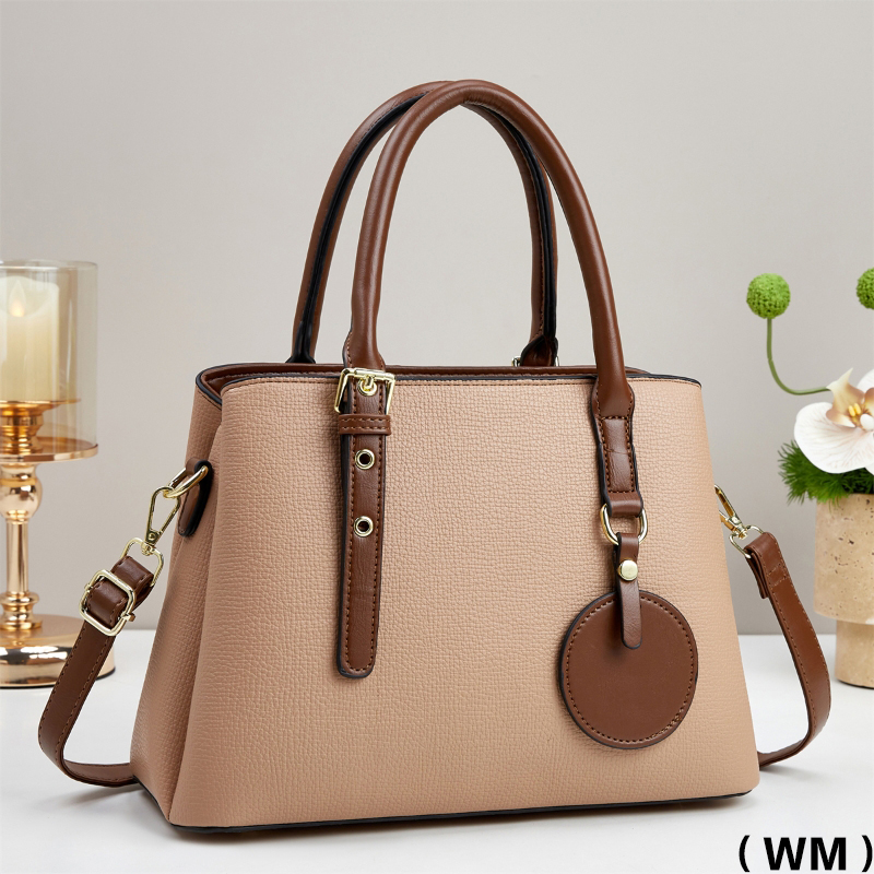 Meifang Luggage and Yiding Bag Industry's new women's bag, a large-capacity hand-held shoulder crossbody bag Application Scenario