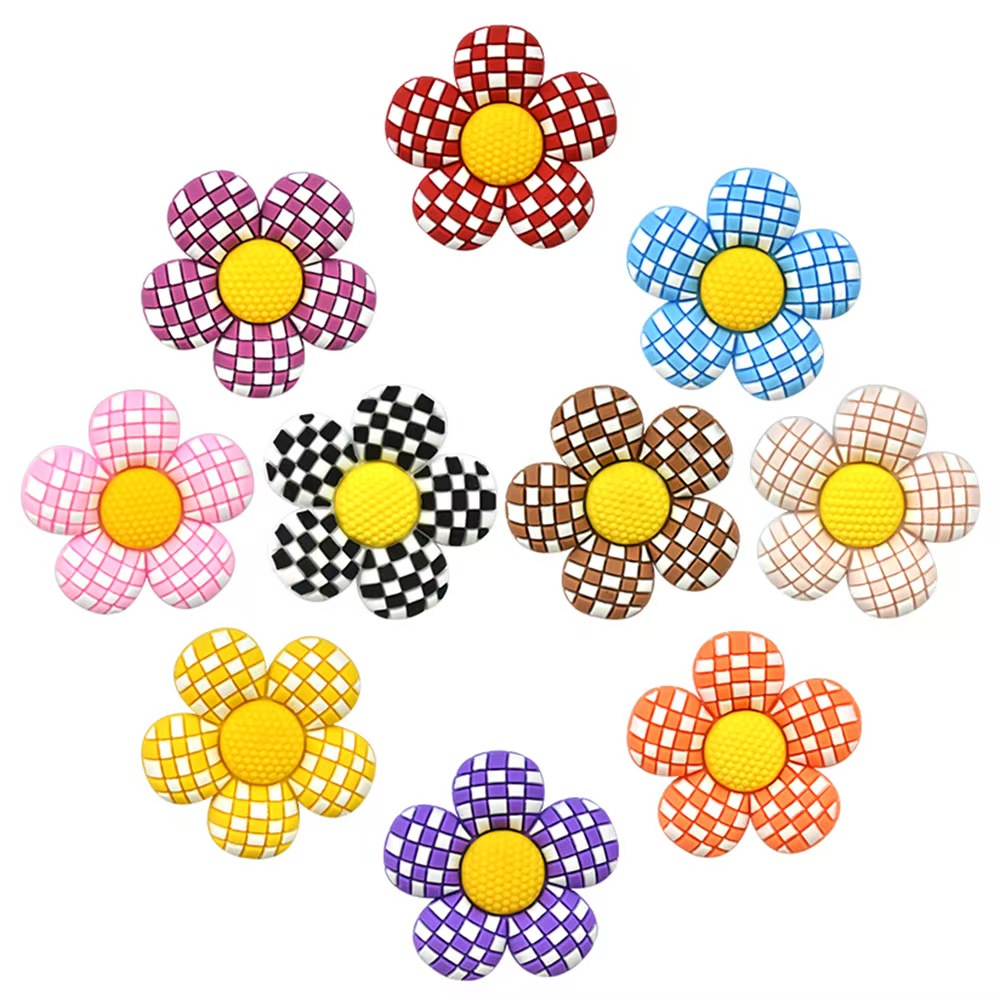 New checkerboard PVC soft rubber flowers, Crocs, shoe buckle accessories, phone cases, refrigerator patches, and luggage decorative patches.