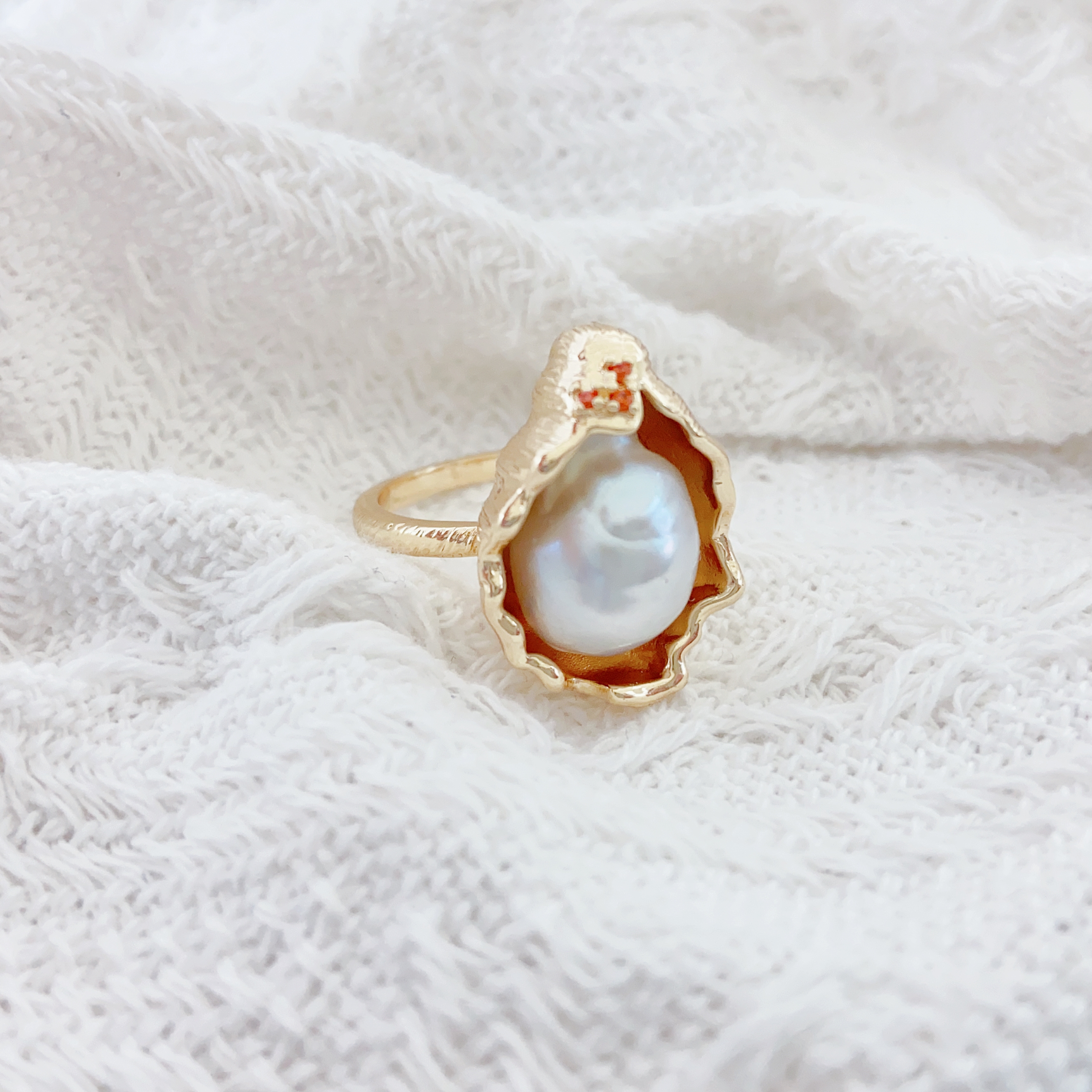 A Baroque pearl ring, pink and sweet, with a female Internet celebrity style, single-ring fashionable and sweet style, personalized and trendy decoration ring Application Scenario