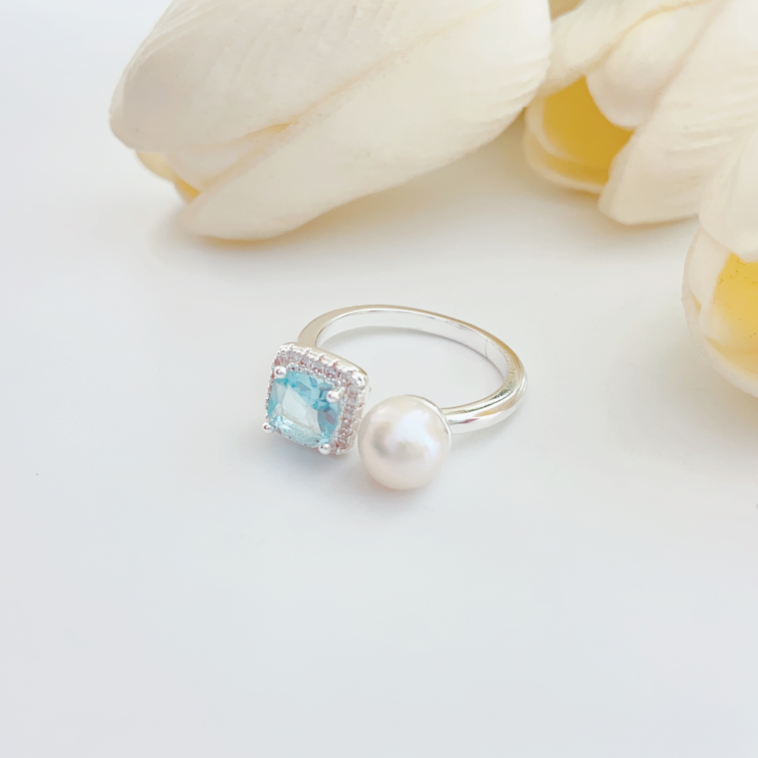 A pink and sweet pearl ring with a female Internet celebrity style, a single-ring fashionable and sweet style, and a unique and trendy decoration ring Application Scenario