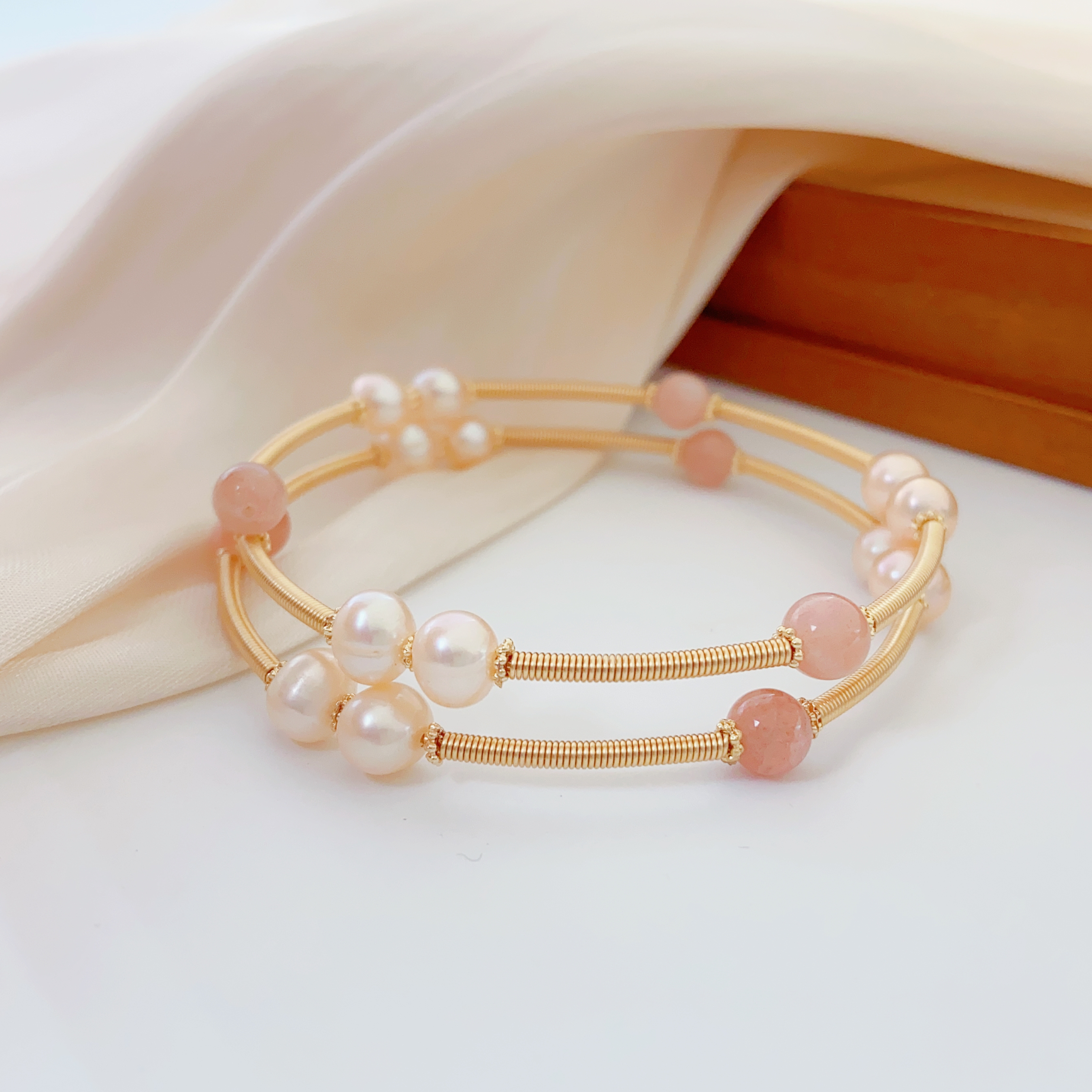 Natural Freshwater Pearl Bracelets Are Fashionable, High-End And Personalized Accessories For Women. Wholesale Bracelets Are Suitable For Daily Wear, Parties And Banquets Application Scenario