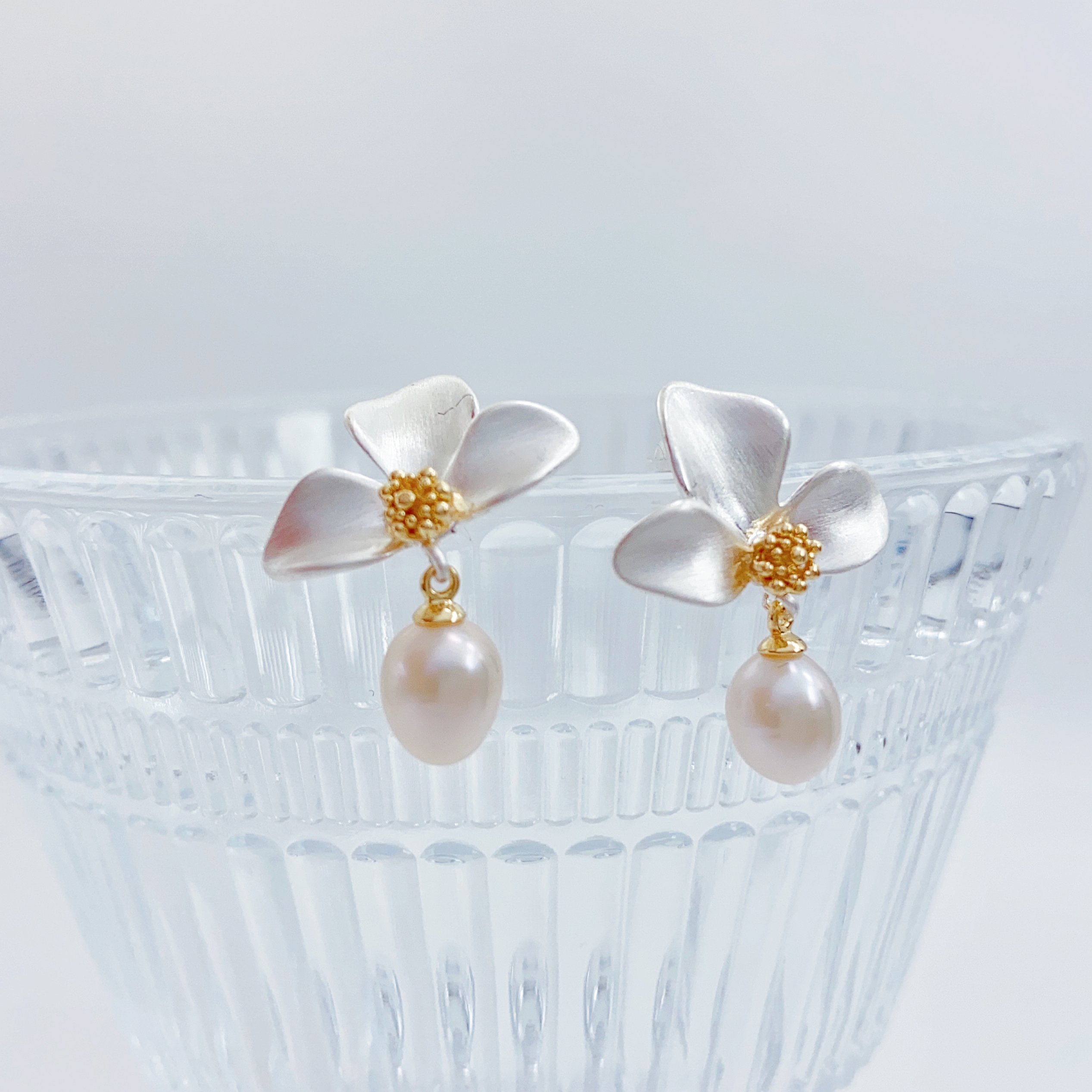 A pair of freshwater pearl ear studs s925 sterling silver needle ear studs, a new Instags-style versatile ear accessory with a niche design Item Picture