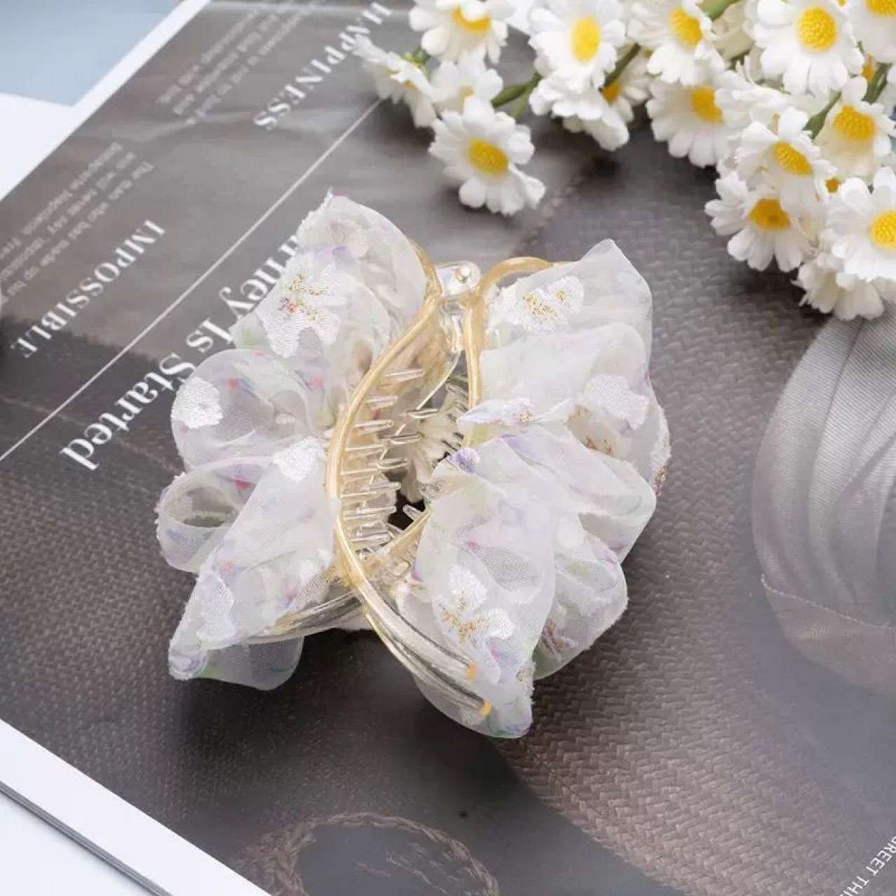 Spring 2025 new pleated and stylish, versatile mesh style, simple and elegant bun grab clip, fashionable and versatile hair clip wholesale Application Scenario