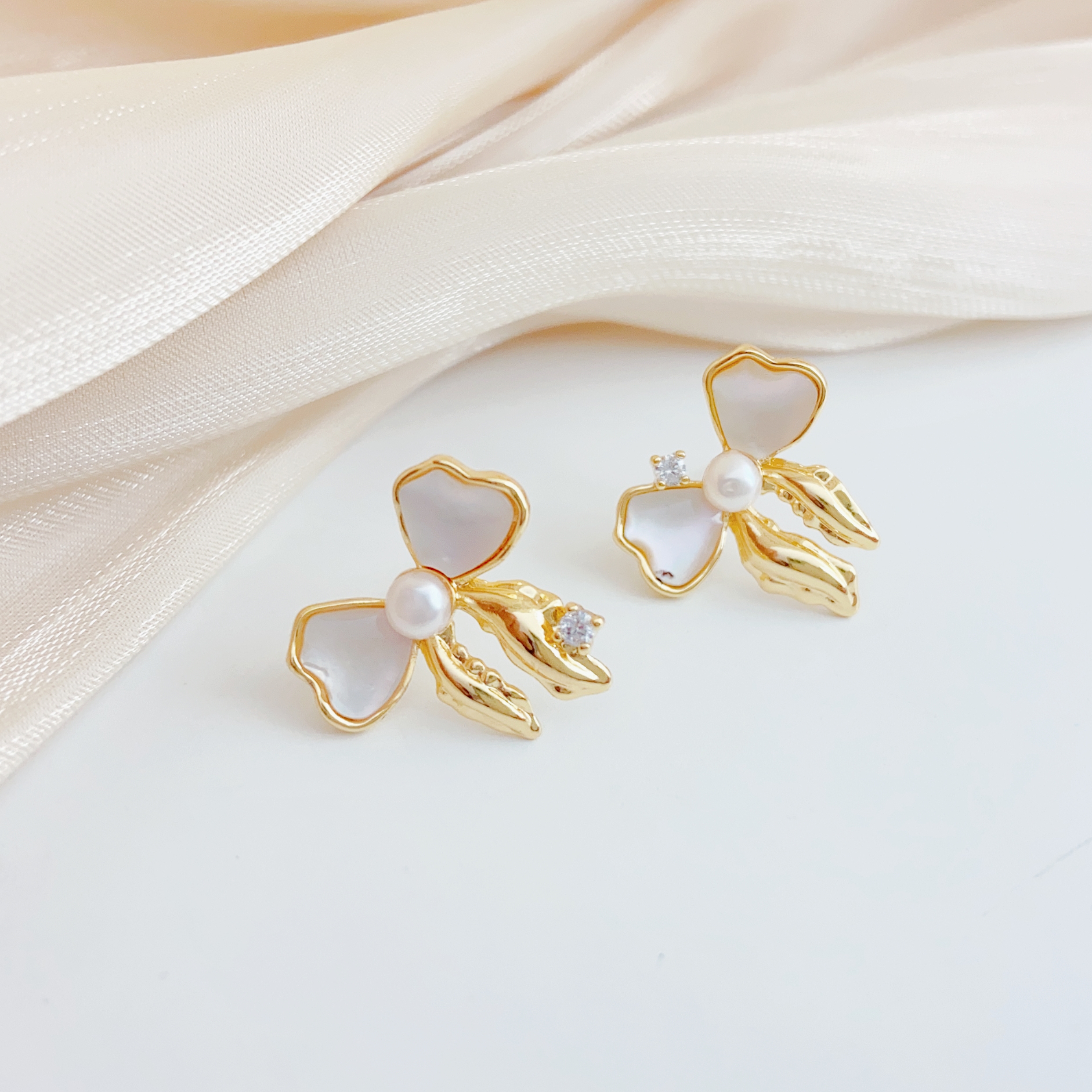 Freshwater pearl ear studs s925 silver needle ear studs are new Instags-style versatile earrings with a niche design Specification image