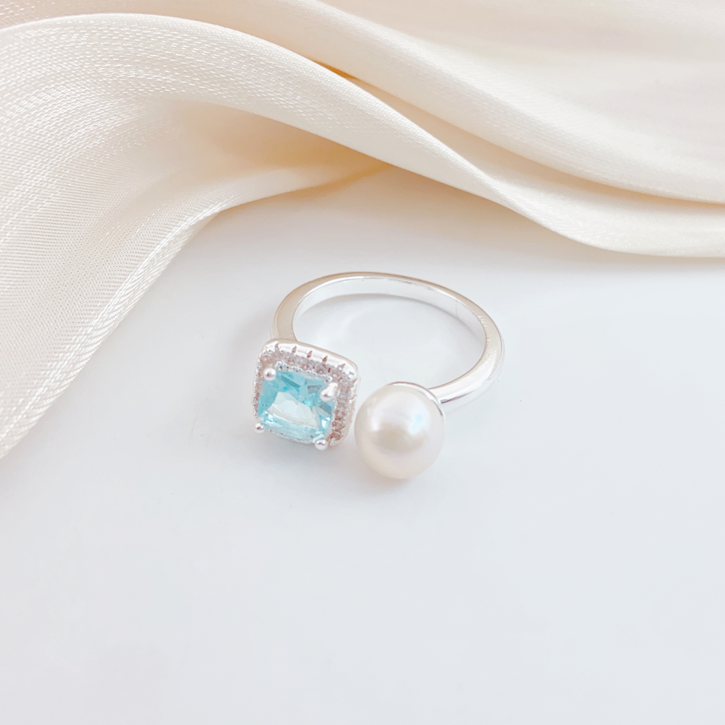 A pink and sweet pearl ring with a female Internet celebrity style, a single-ring fashionable and sweet style, and a unique and trendy decoration ring details Picture