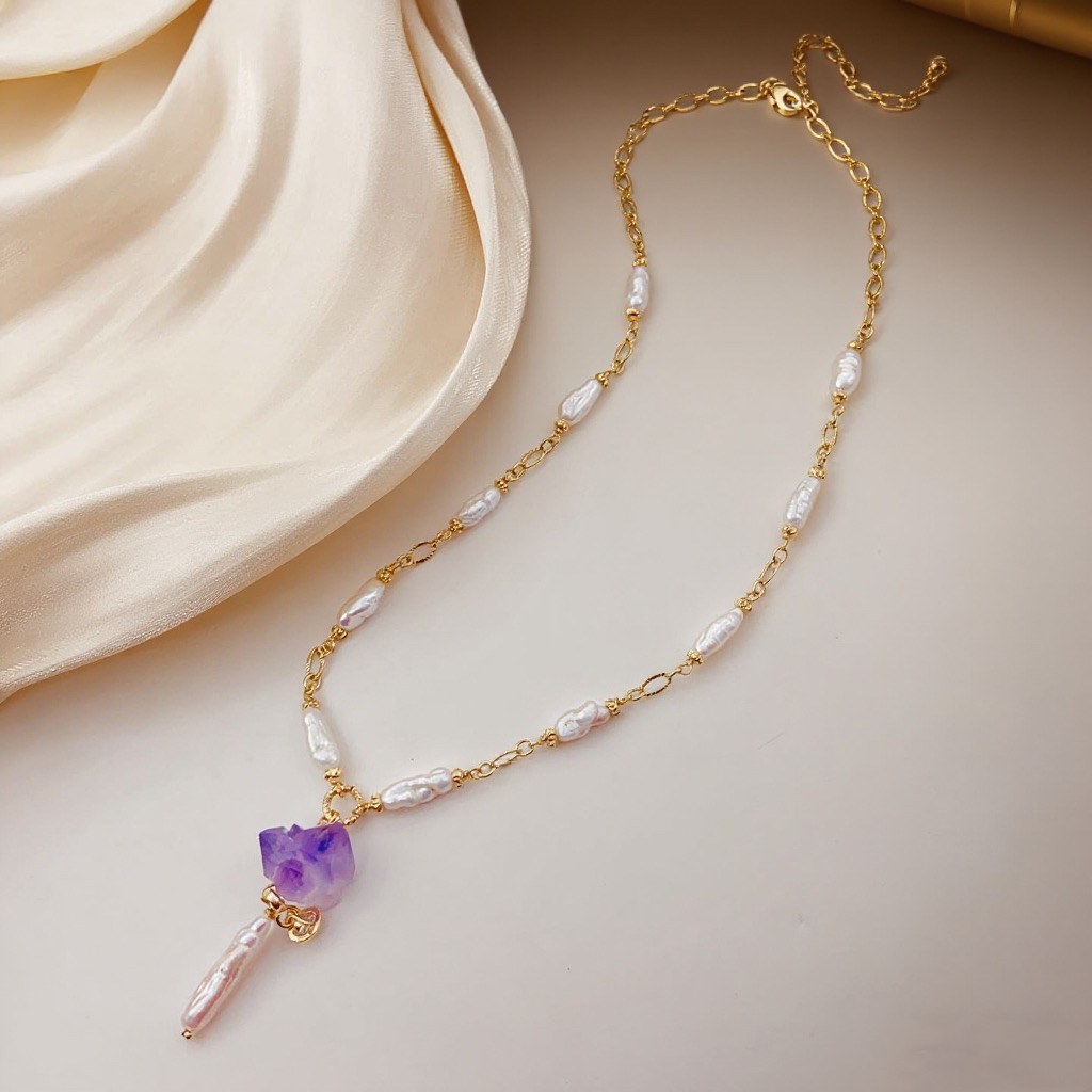 Natural freshwater pearl necklace jewelry is fashionable and versatile. It is a trendy gift for women's necklaces and suitable for daily wear by ladies