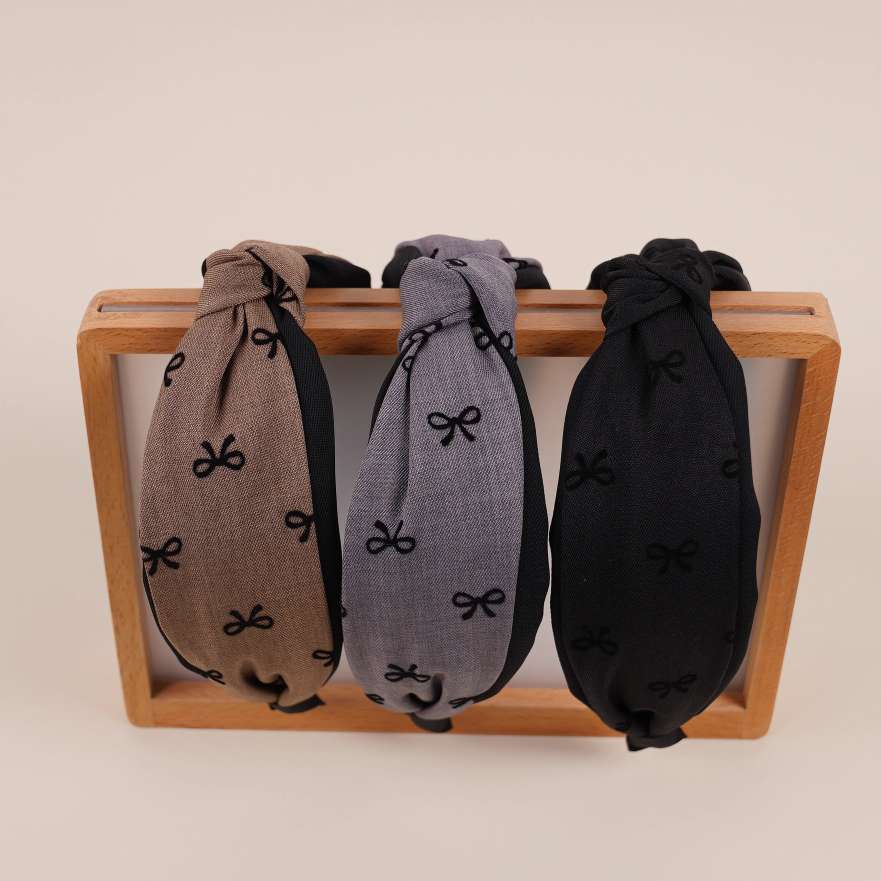 The bow tie of the female Instagram blogger's hair band, a new 2025 high top hair band with pressure.