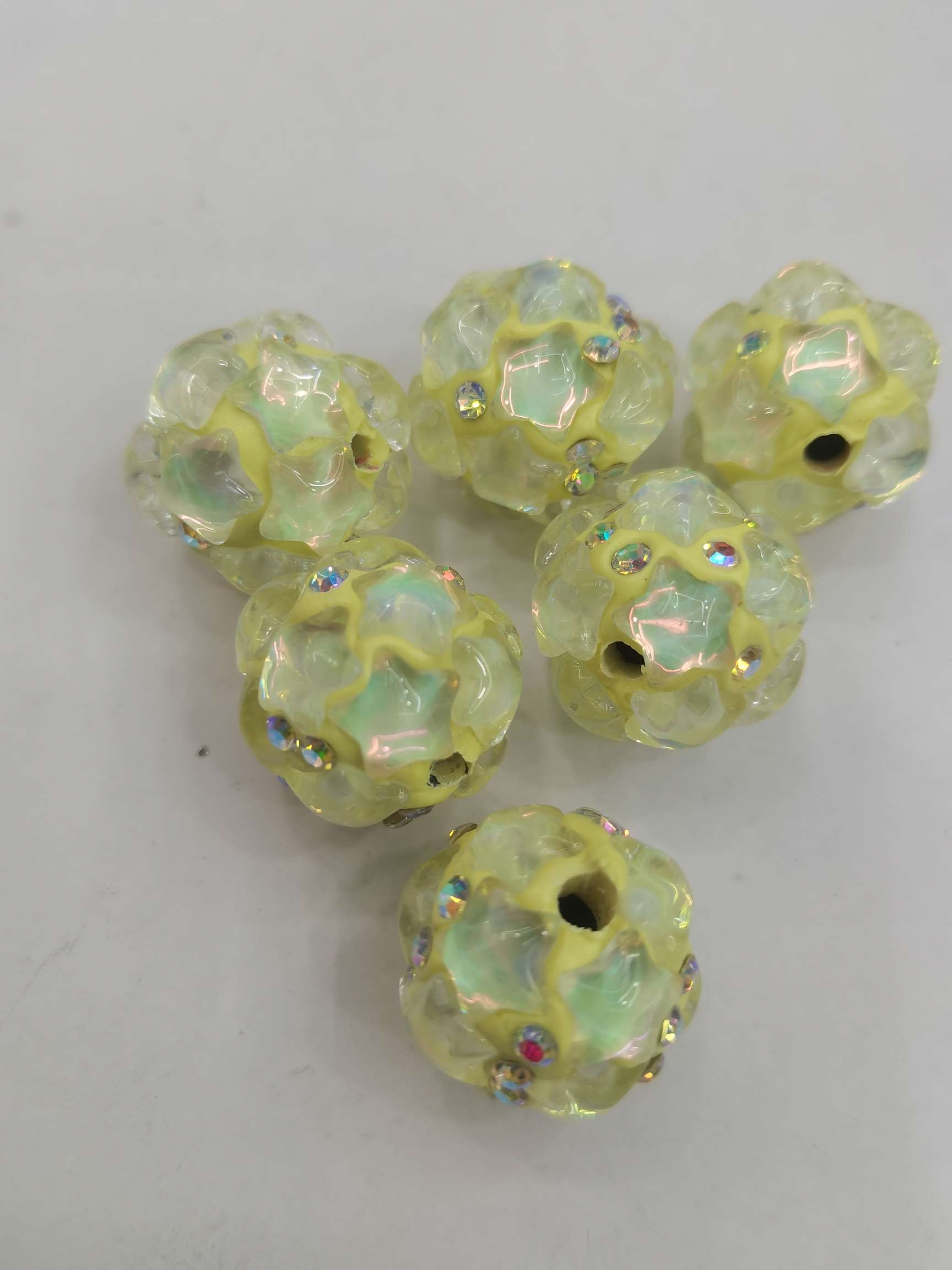 16N light yellow Mocha glass balls, in the shape of five-pointed stars, with straight holes Application Scenario