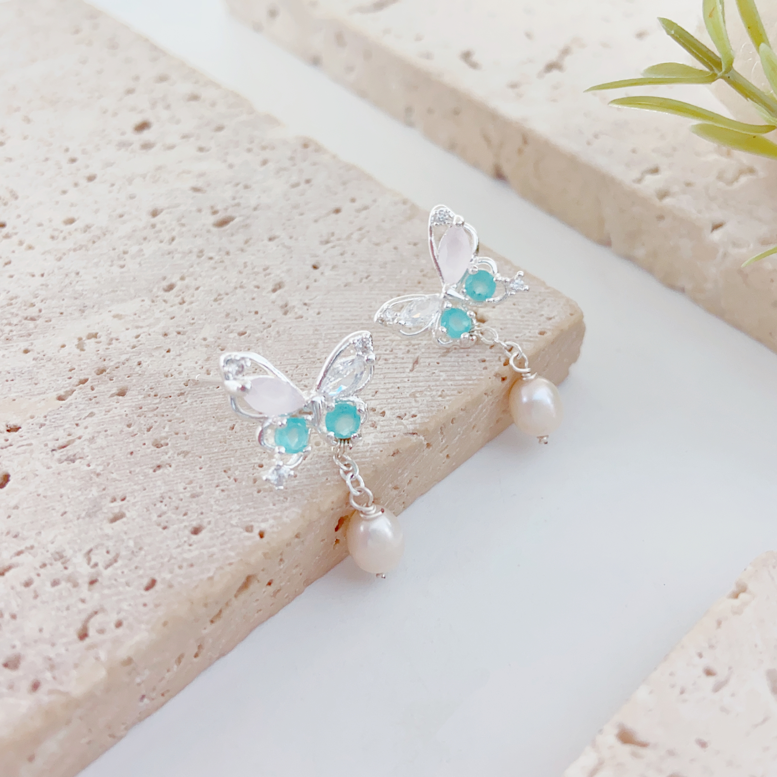 Baroque freshwater pearl stud earrings, retro French pearl stud earrings, Hong Kong-style earrings details Picture
