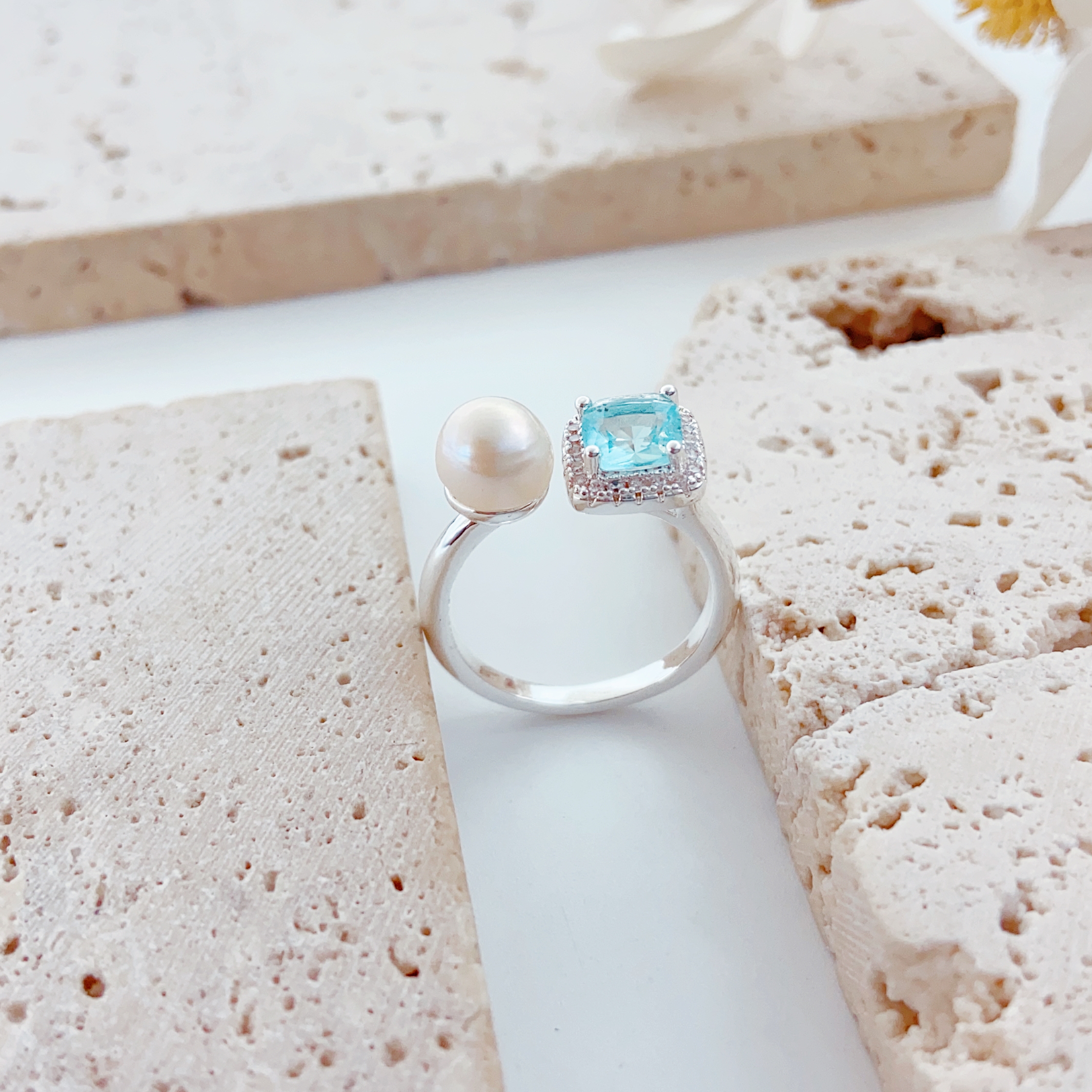 A pink and sweet pearl ring with a female Internet celebrity style, a single-ring fashionable and sweet style, and a unique and trendy decoration ring Specification image