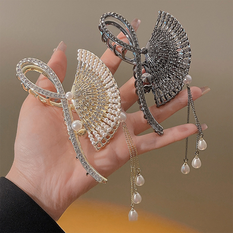 The super ethereal fan-shaped tassel metal gripper at the back of the head exudes a high-end feel. The full diamond style hair clip is a classic shark clip headwear