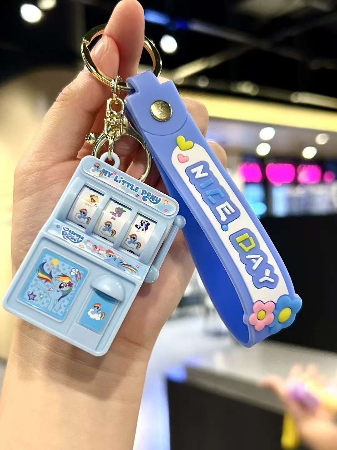 The keychain hung on the schoolbag as a toy looks very beautiful Specification image