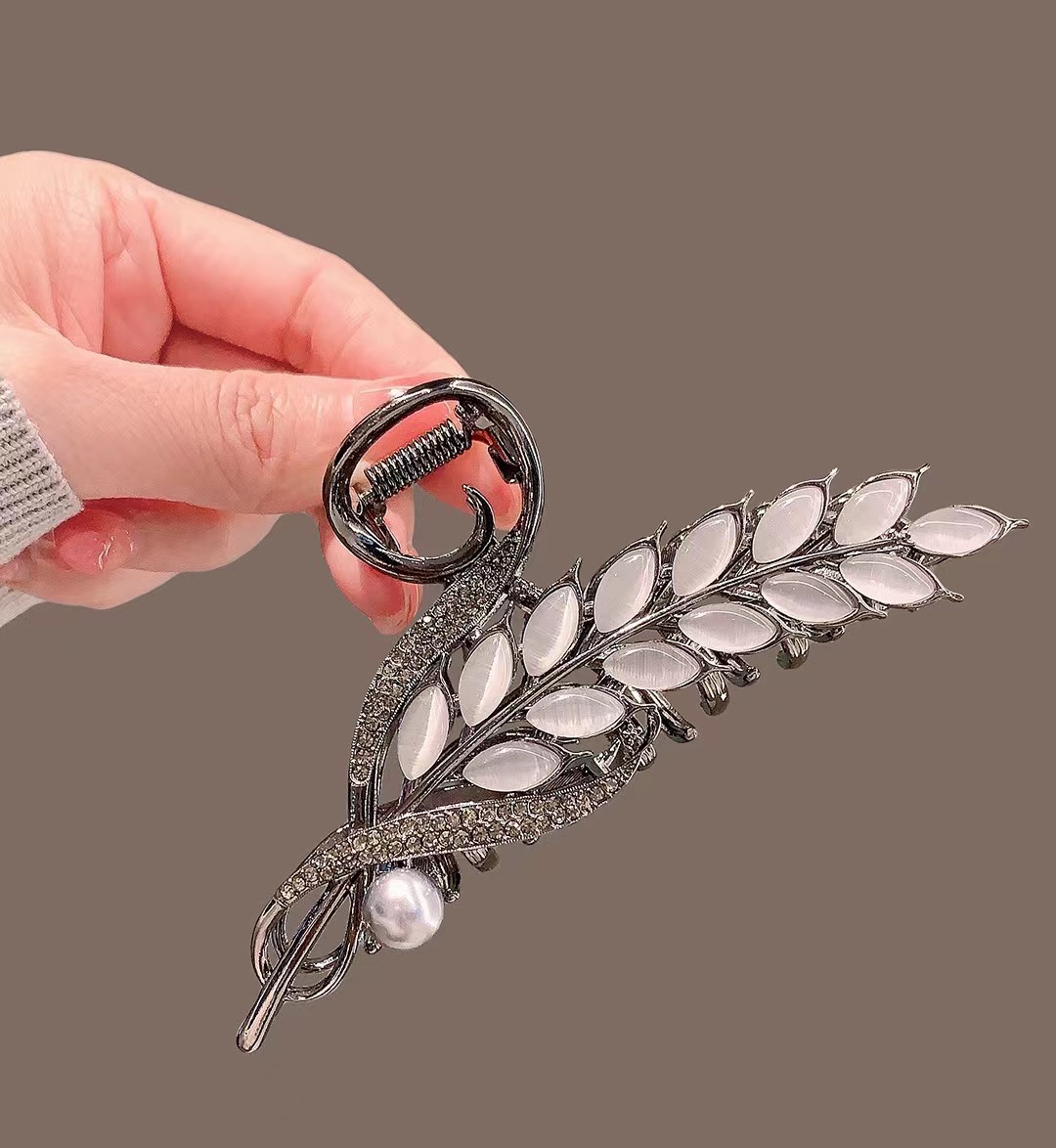 New alloy gold wheat ear gripper, diamond-encrusted pearl hair clip, back clip headwear, summer Internet celebrity shark clip Specification image