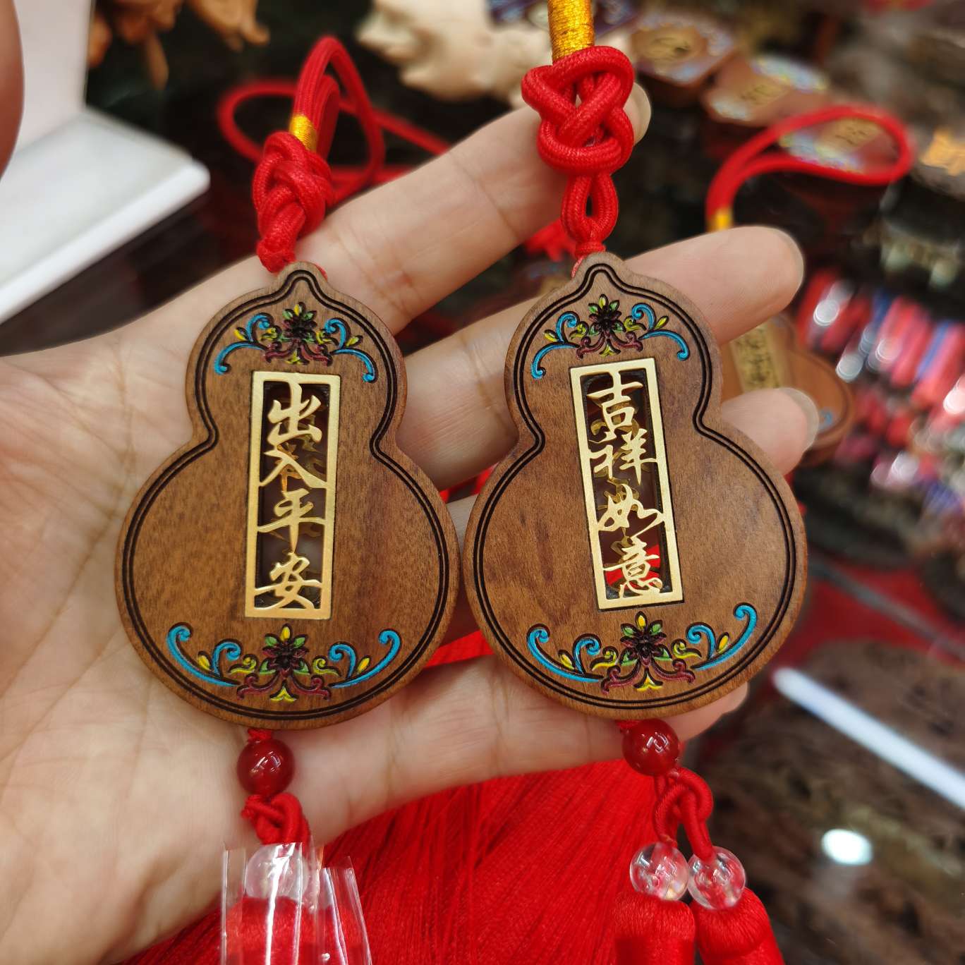 Agarwood golden thread nanmu wood handicrafts, gifts, wooden hand ornaments, solid wood bases, collectibles, ornaments, and wood products detail image 2