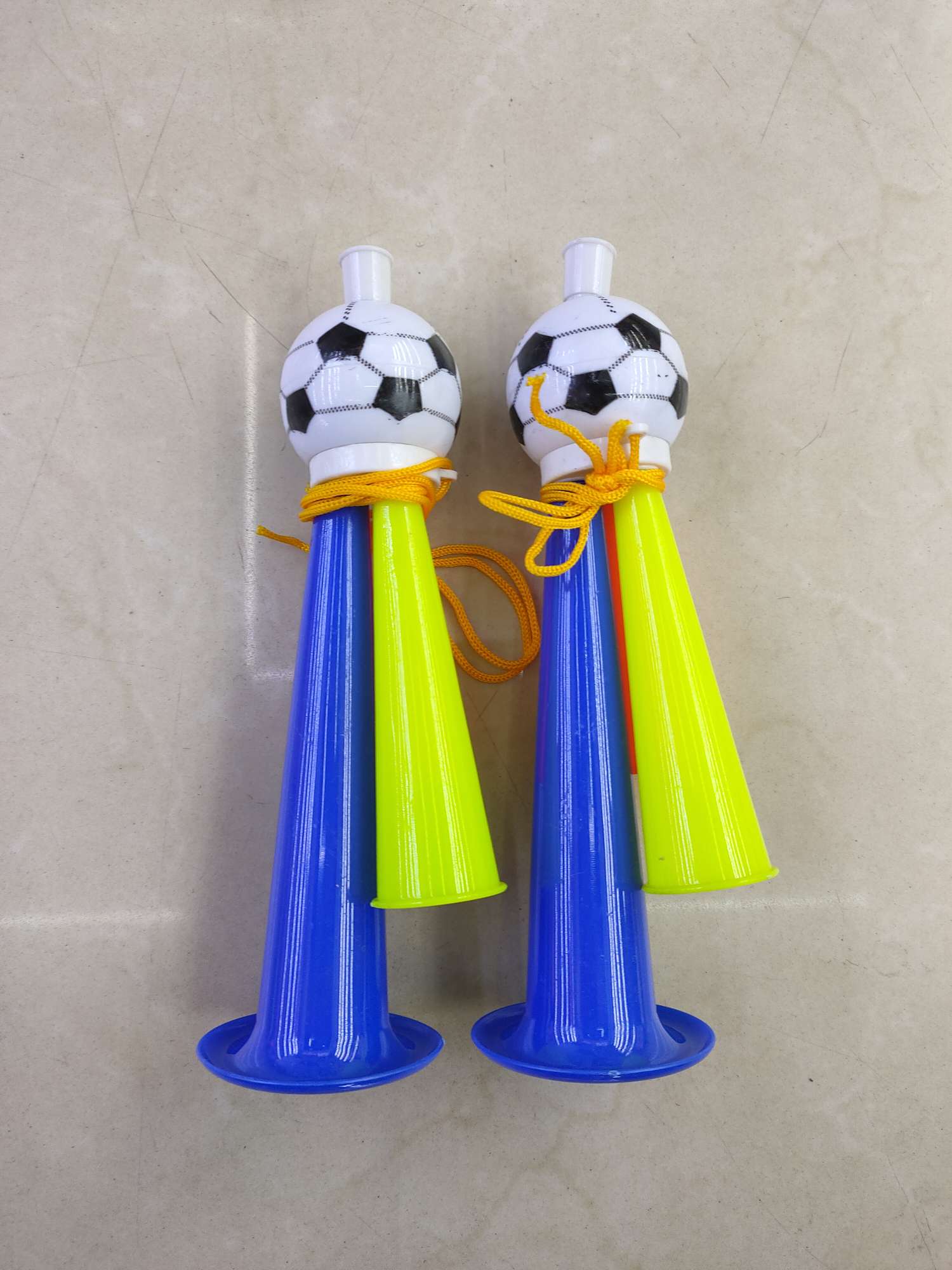 中号足球喇叭，一件480个，带哨子一吹会响，单个OPP袋包装