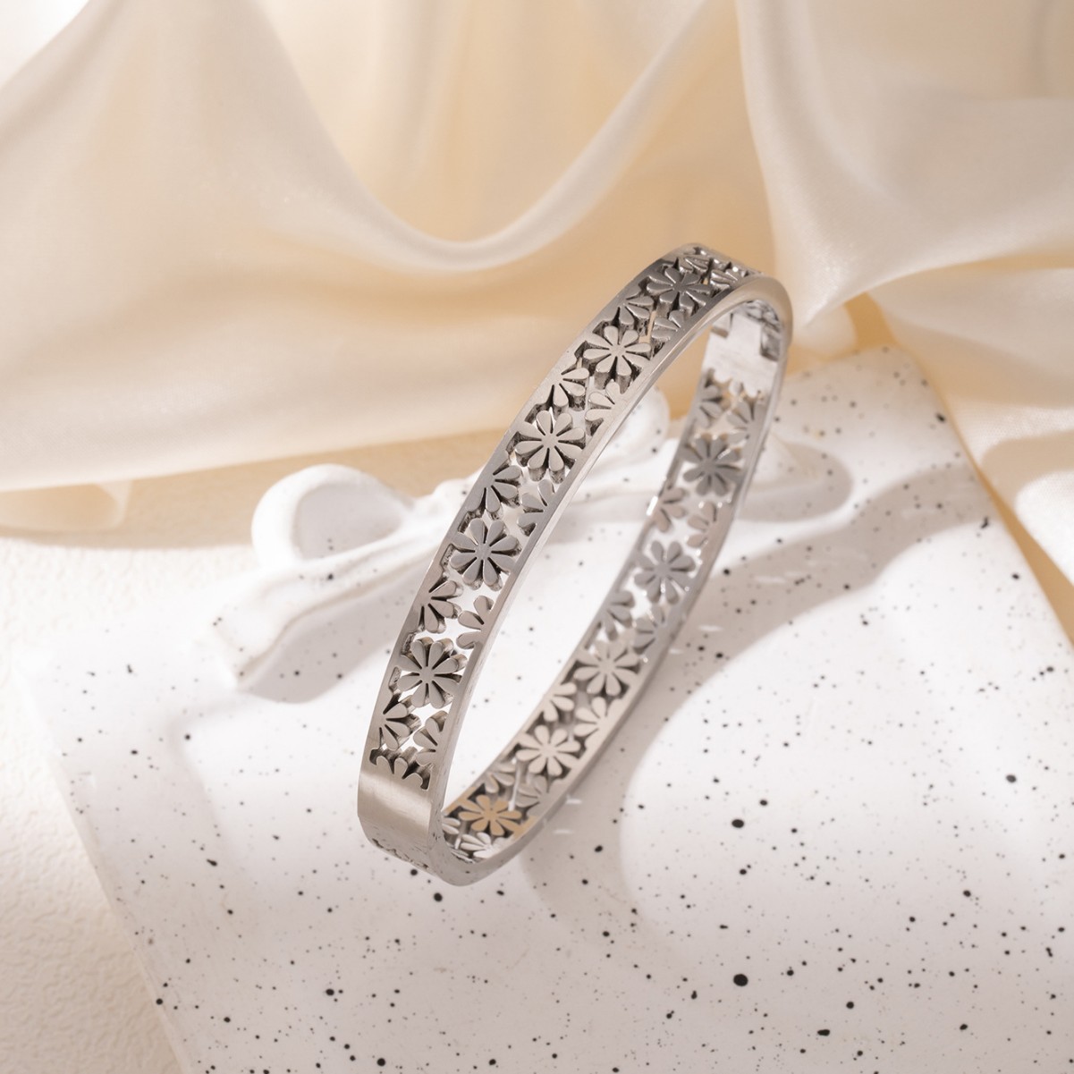 Hollowed-out bracelets are popular on the Internet detail image 3