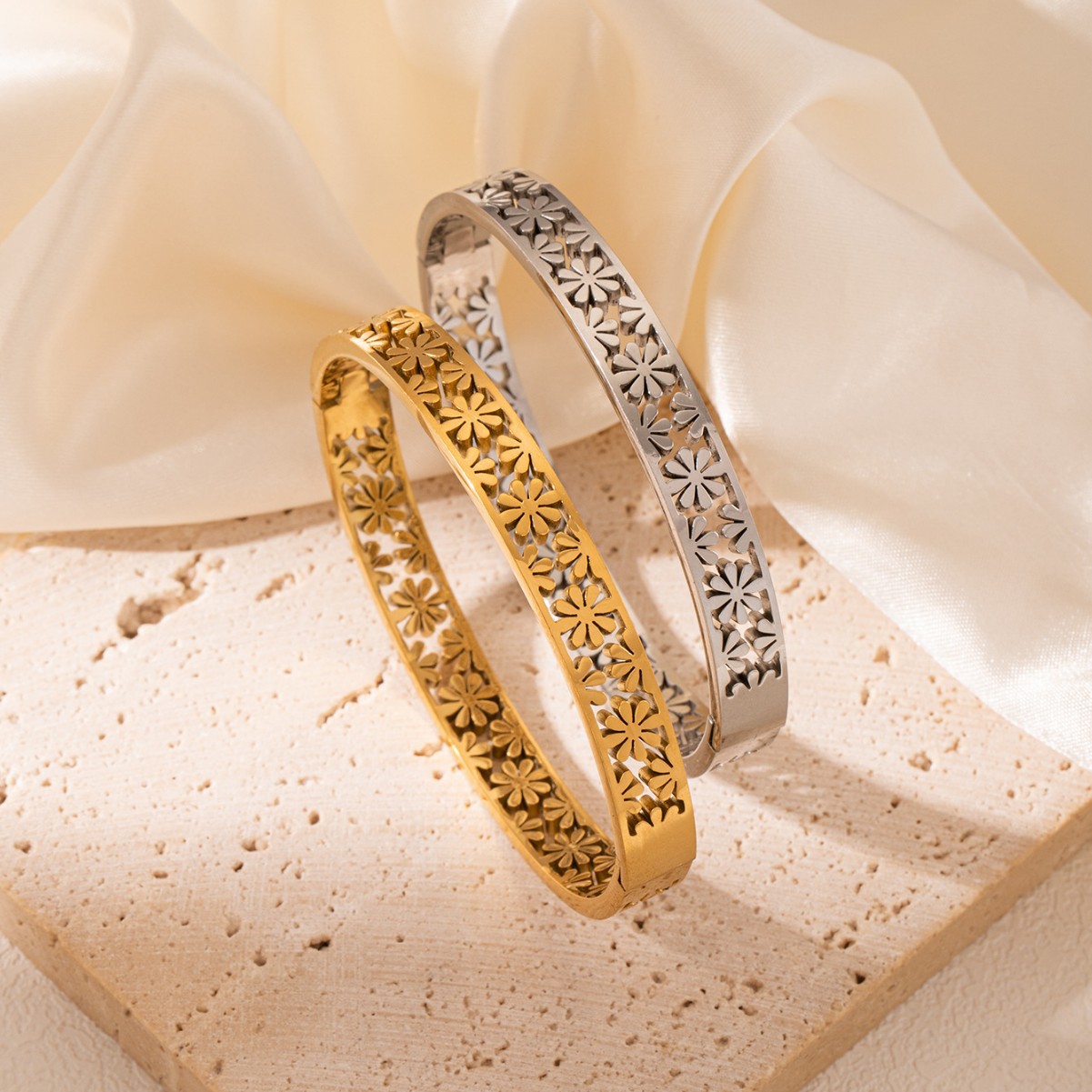 Hollowed-out bracelets are popular on the Internet