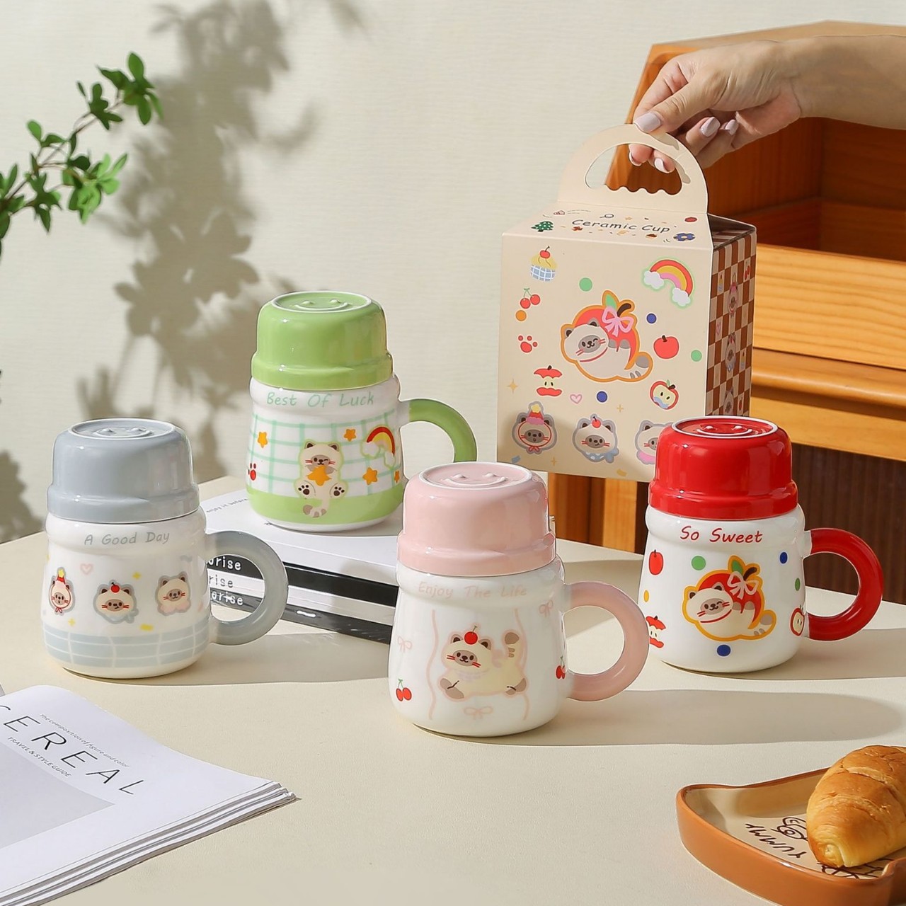 Cute cat ceramic cup with lid, home mug, gift from best friend, birthday present, coffee cup, souvenir Cute cat ceramic cup with lid, home mug, gift from best friend, birthday present, coffee cup, souvenir