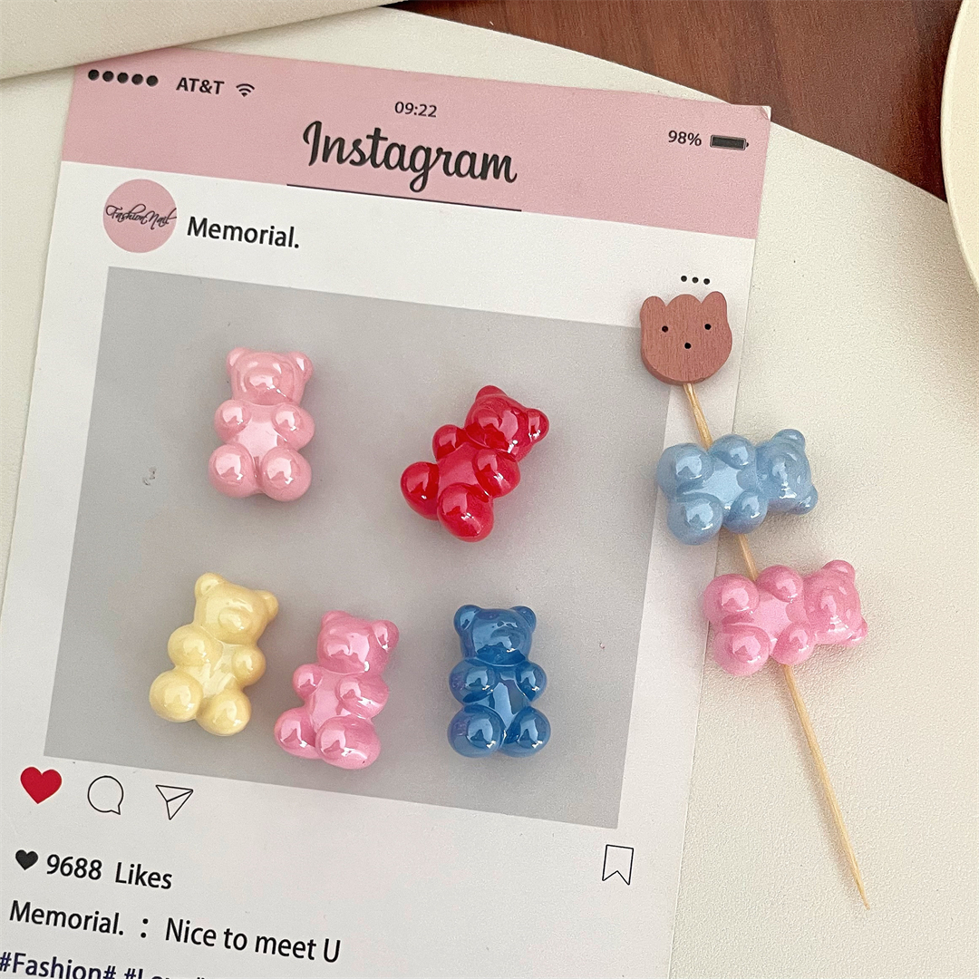 Chen Ming's Cream Bear beaded acrylic back hole beads diy Cartoon Cute mobile phone chain necklace accessory Application Scenario