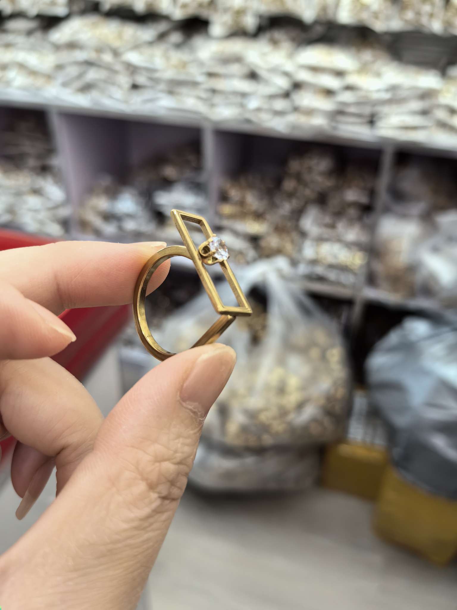 不锈钢女戒，几何图形，中间带钻，给人带来大方高贵的体验产品图