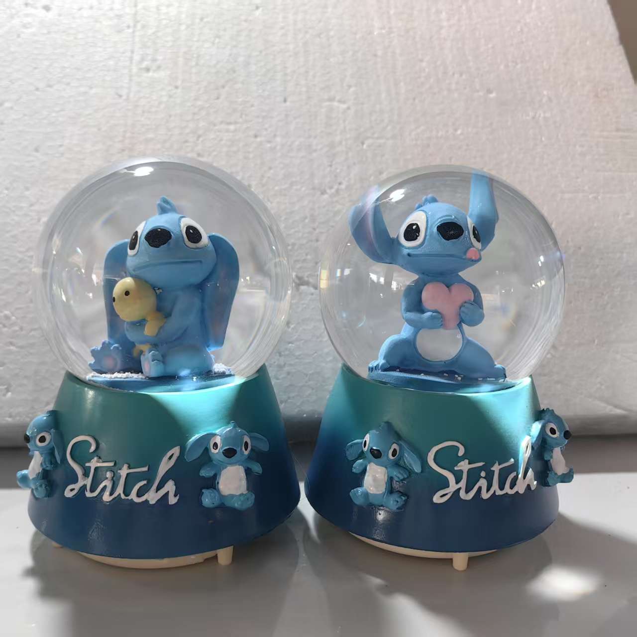 工艺品礼品玻璃树脂水晶球音乐盒飘雪的厂家直销，卡通人物情侣爱心婚礼系列产品。详情图8