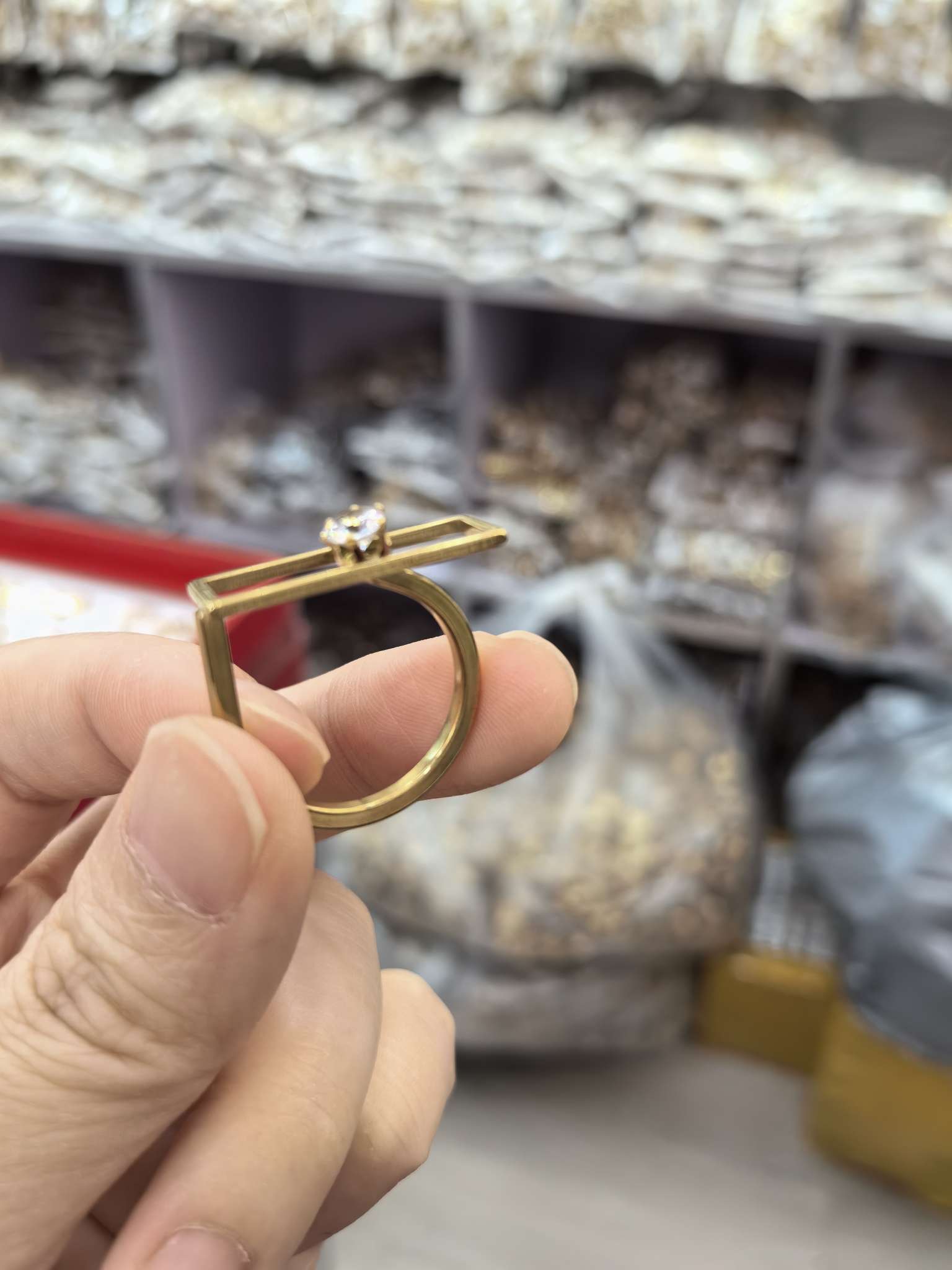 不锈钢女戒，几何图形，中间带钻，给人带来大方高贵的体验细节图
