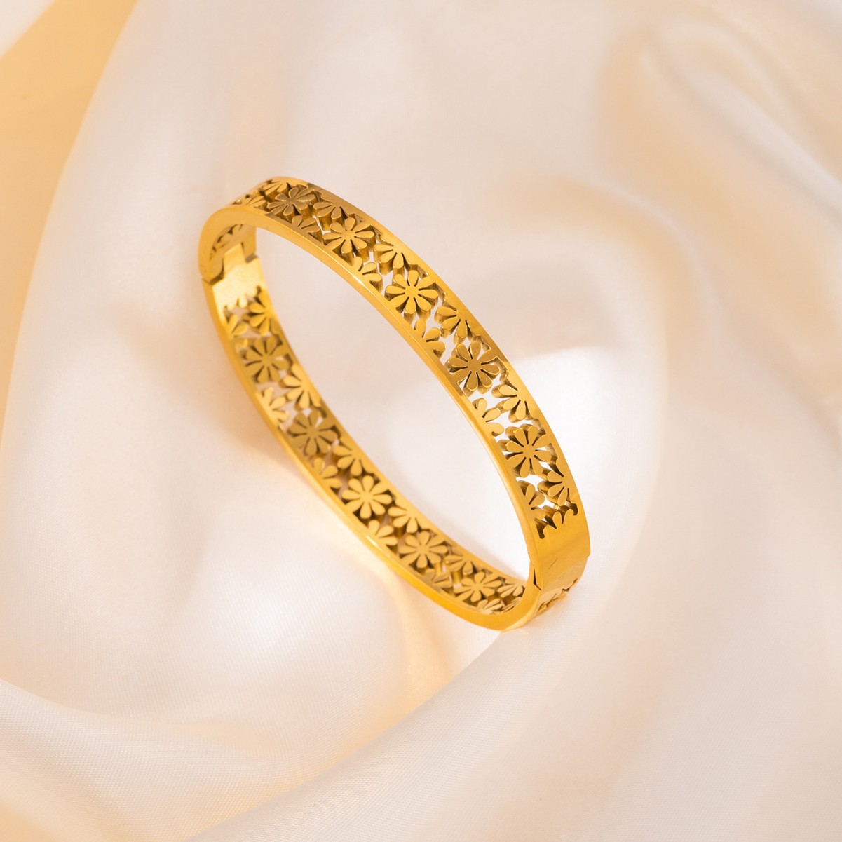 Hollowed-out bracelets are popular on the Internet detail image 2