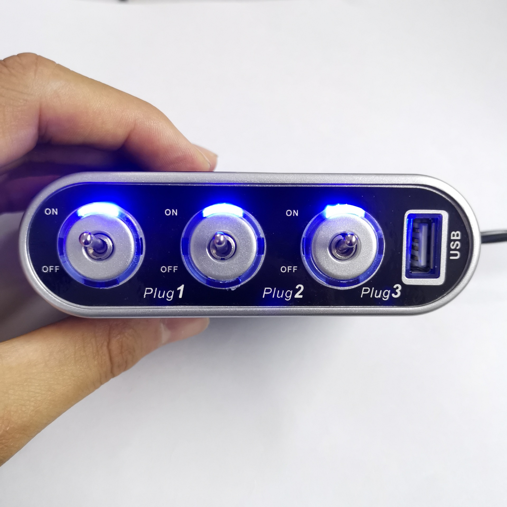 مقبس موزع USB، وهو مقبس متعدد الوظائف يعمل بوقابس السيارات ذات ثلاث وظائف Specification image