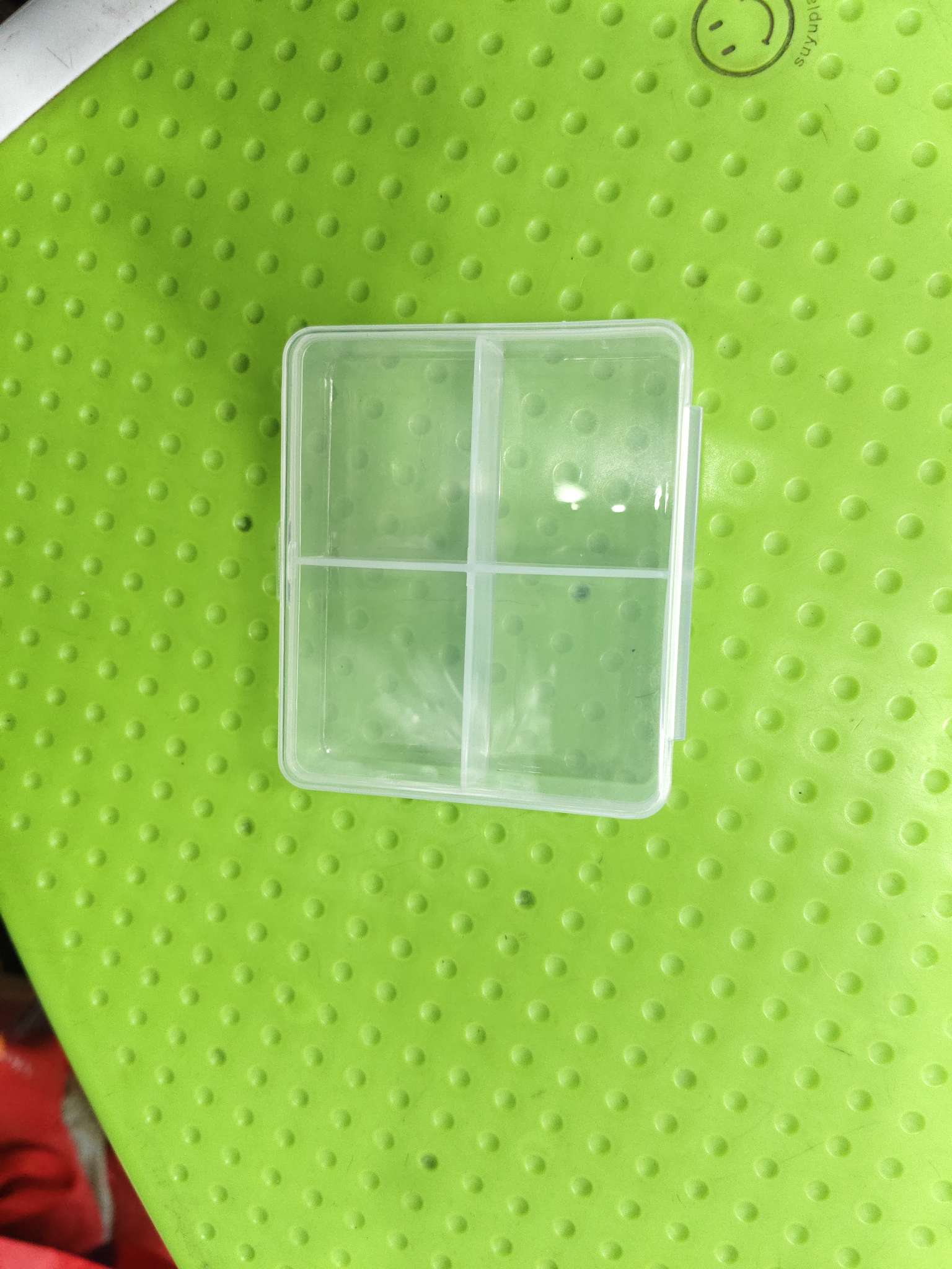 一个小盒子分成四小格，每格可以装不同的物品，收纳简单，携带方便。