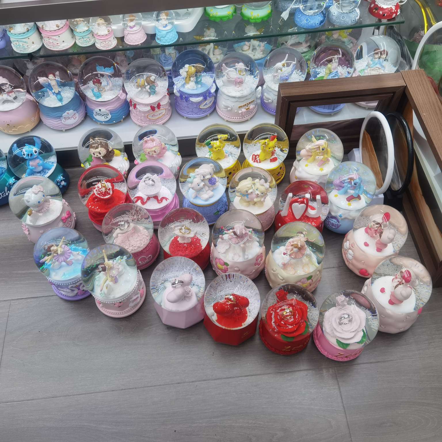 工艺品礼品玻璃树脂水晶球音乐盒飘雪的厂家直销，卡通人物情侣爱心婚礼系列产品。详情图5