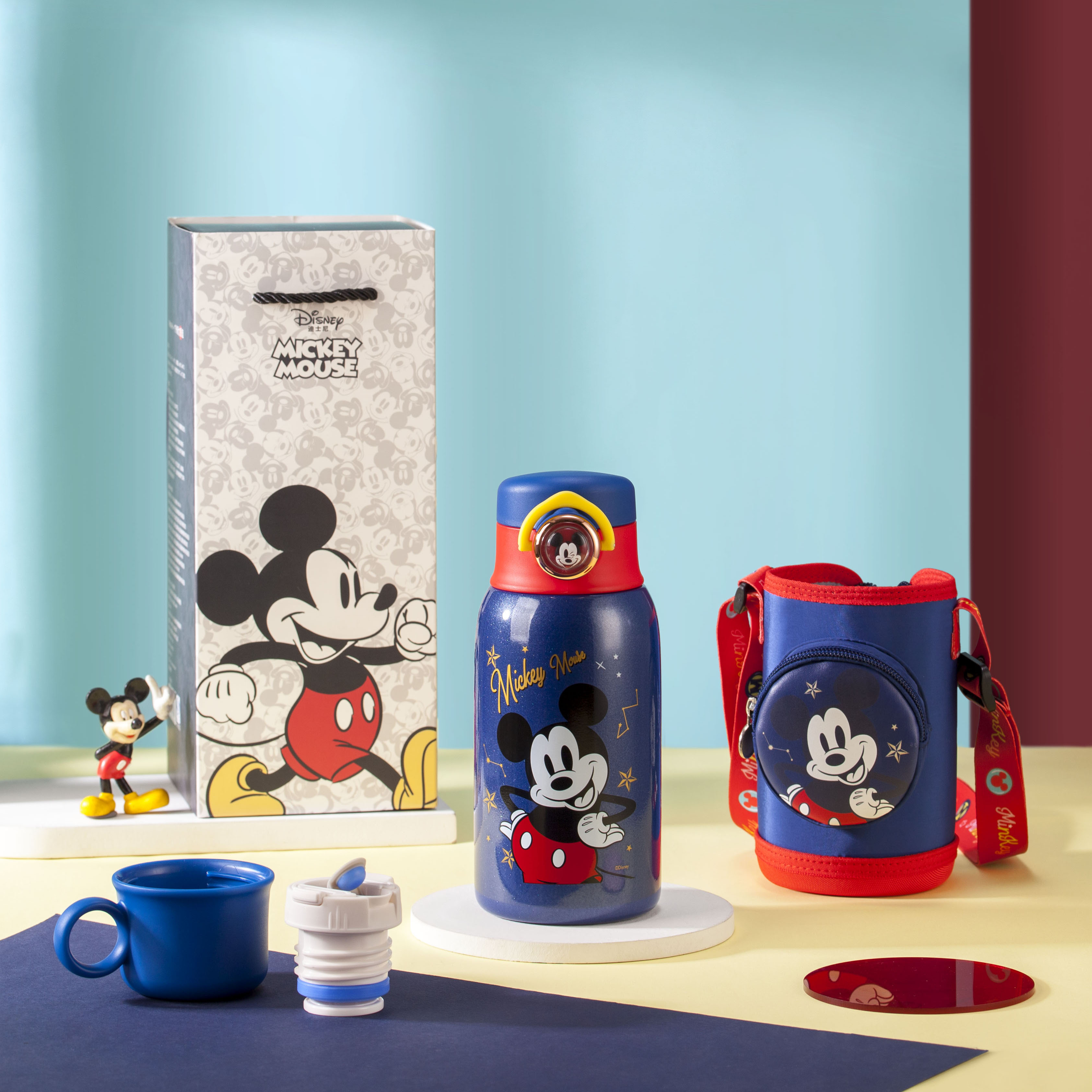 The popular water cup is transparent, simple and of high appearance level. It is a portable sports water bottle with a large capacity and a plastic straw cup Item Picture