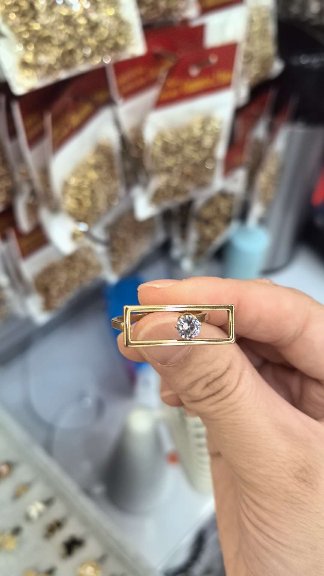 不锈钢女戒，几何图形，中间带钻，给人带来大方高贵的体验