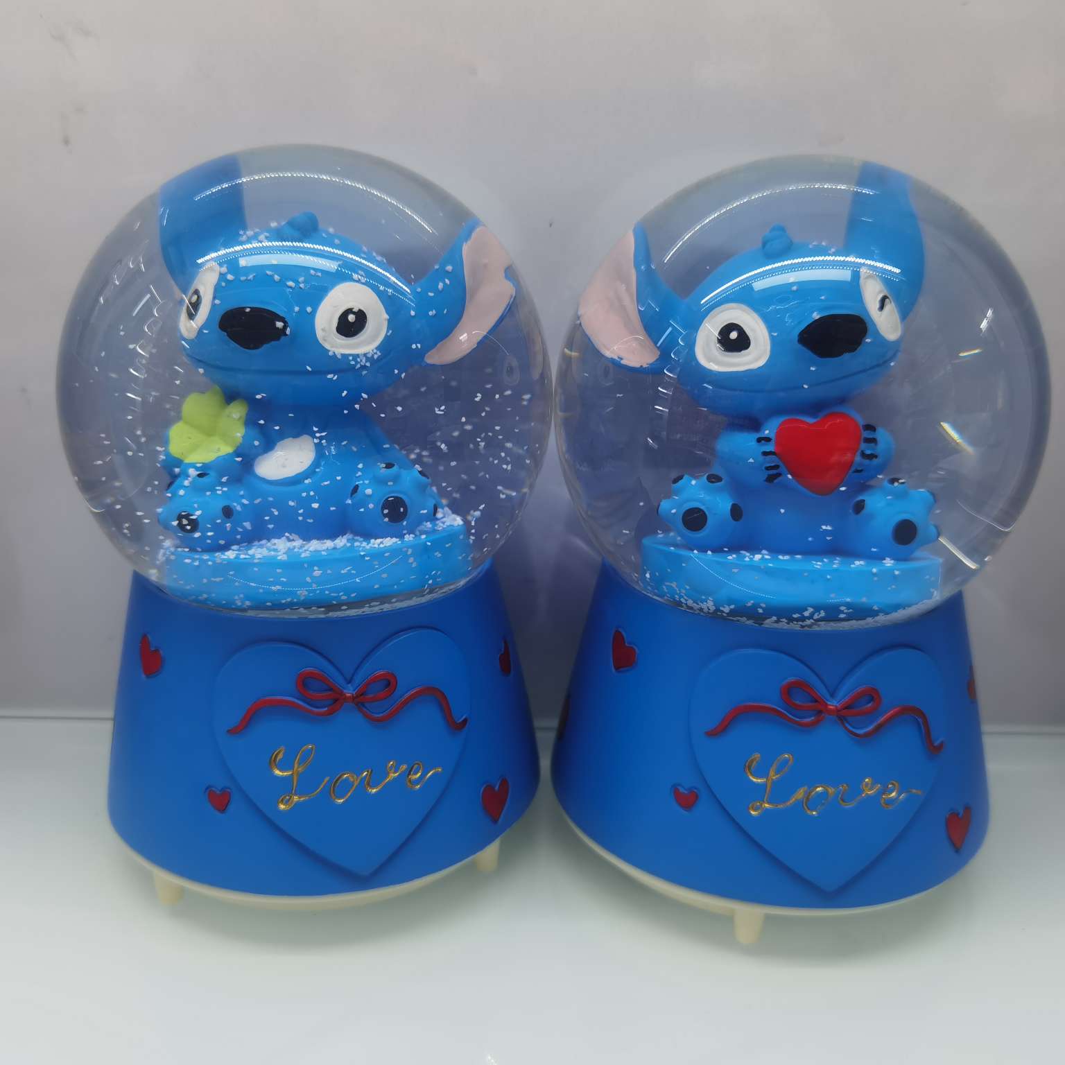 工艺品礼品玻璃树脂水晶球音乐盒飘雪的厂家直销，卡通人物情侣爱心婚礼系列产品。详情图4